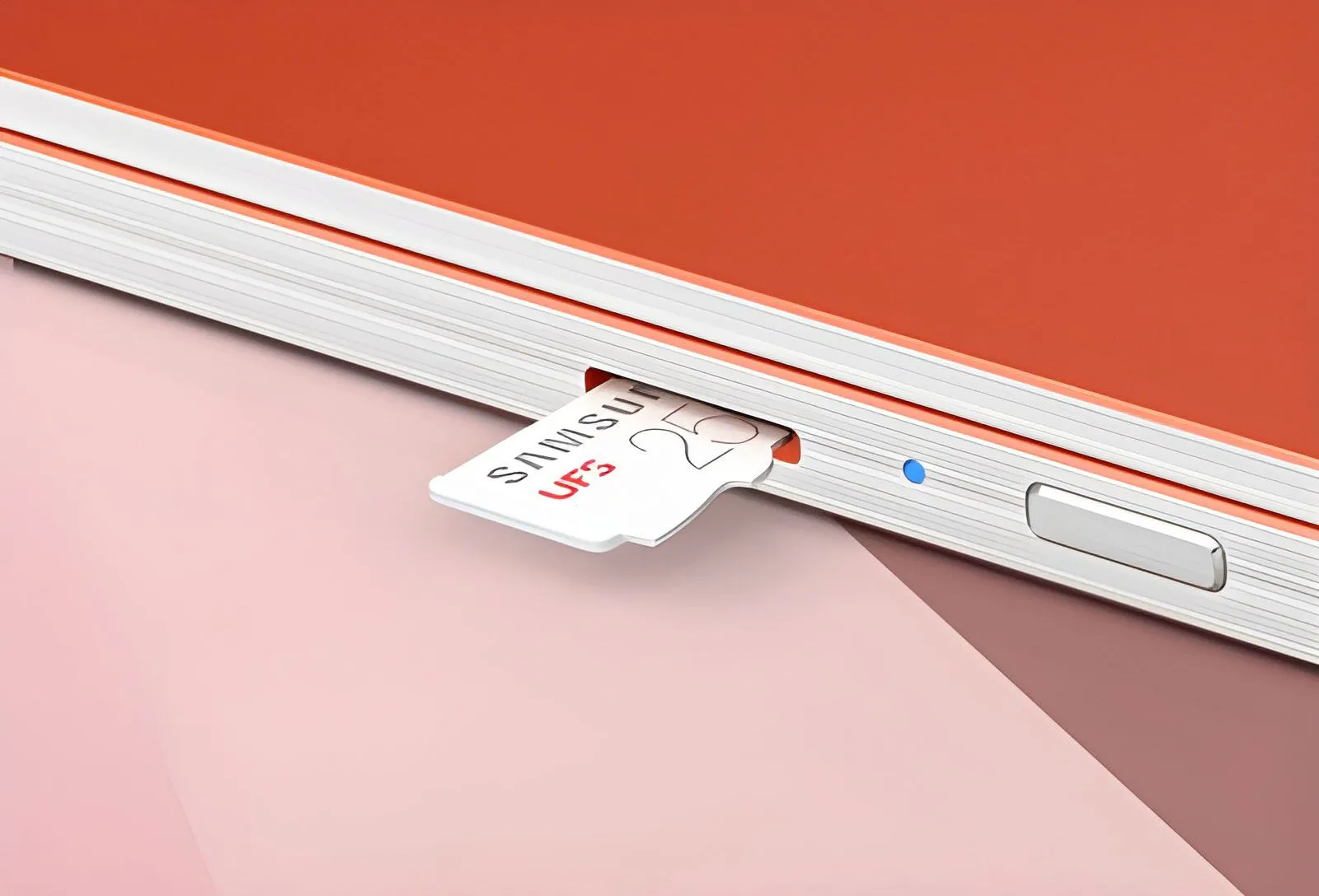 Thẻ nhớ microSD được lắp vào khe cắm trên chiếc Samsung Chromebook