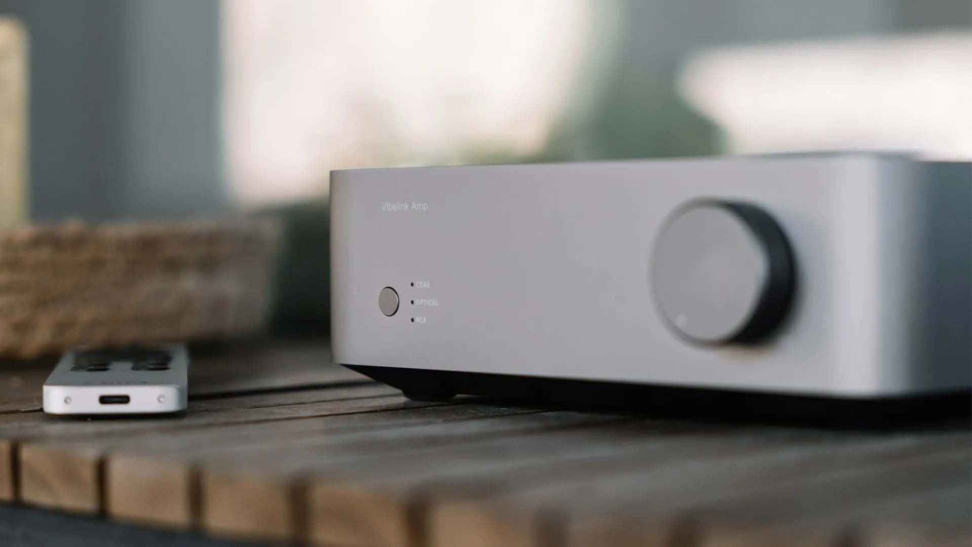 Thiết bị khuếch đại âm thanh WiiM Vibelink Amplifier màu đen.