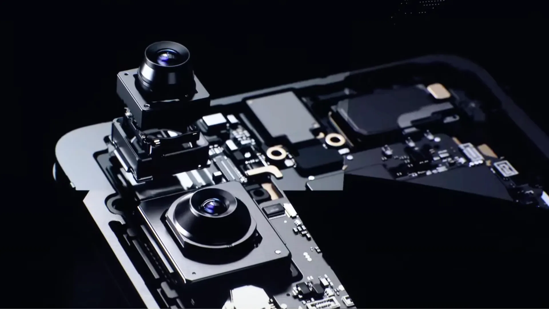 Thiết kế mặt sau của Samsung Galaxy S25 Edge, nổi bật với hệ thống camera 200MP.