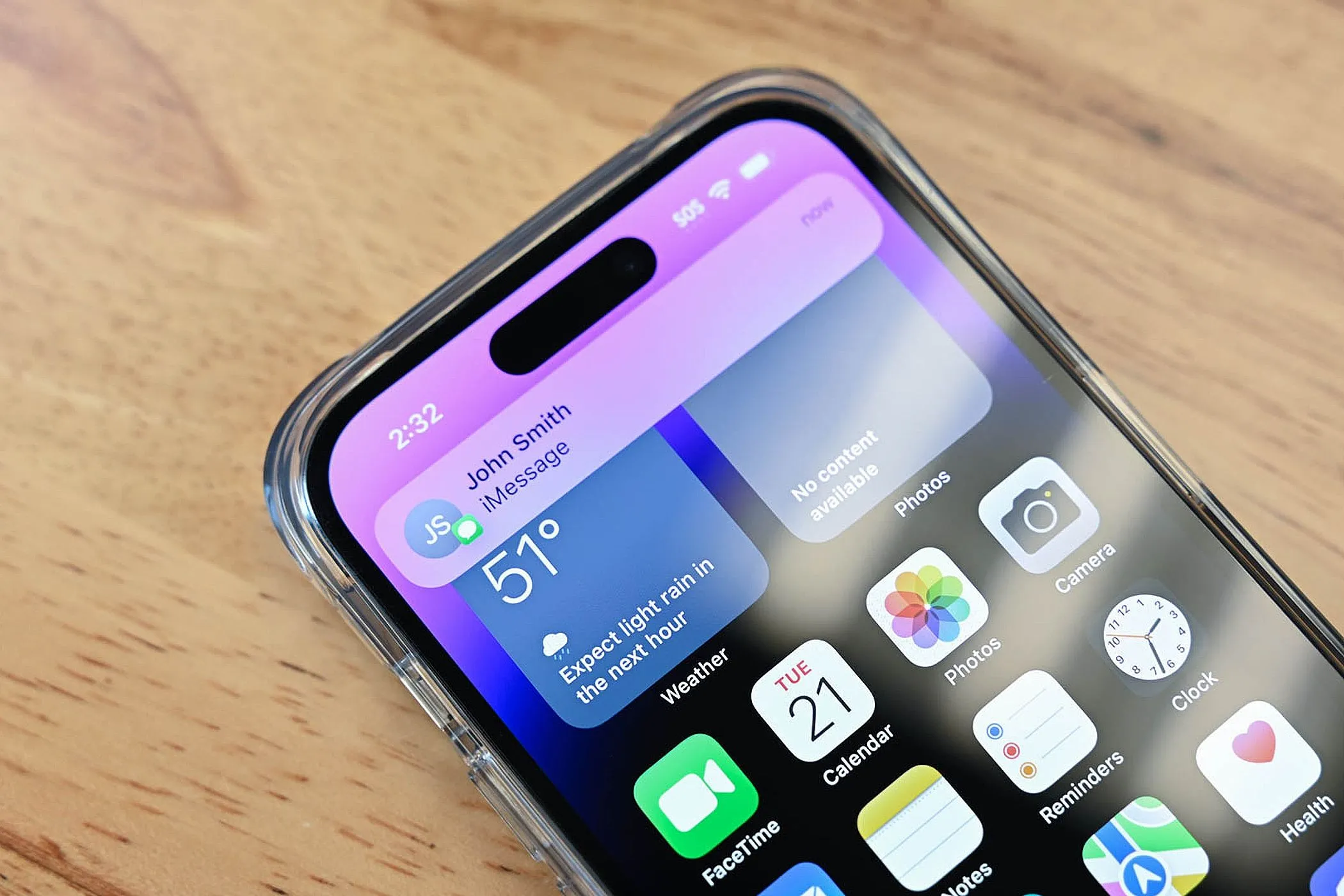 Thông báo tin nhắn iMessage hiển thị trên màn hình iPhone, thể hiện khả năng liên lạc liền mạch.