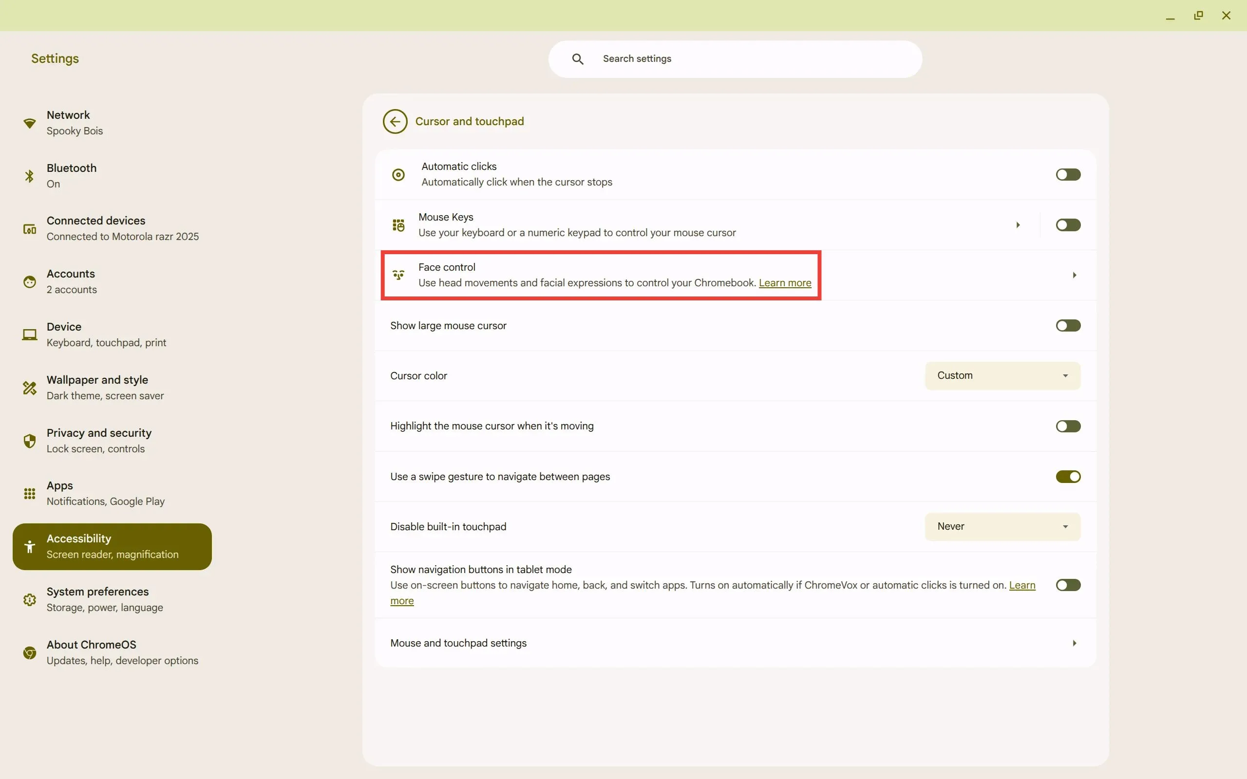 Tính năng Face Control được làm nổi bật trong menu cài đặt con trỏ và bàn di chuột của Chromebook.