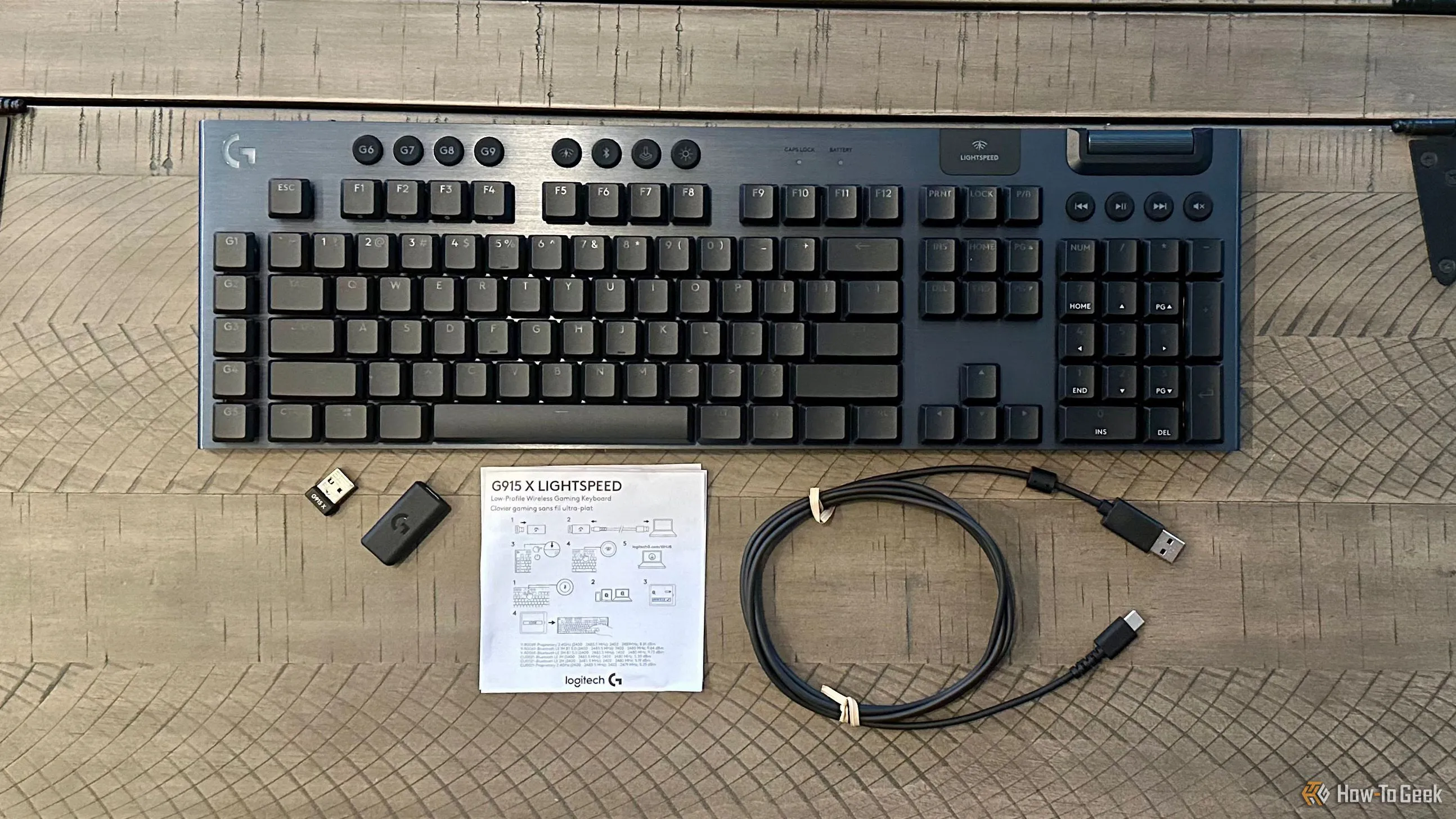 Toàn bộ phụ kiện đi kèm bàn phím Logitech G915 X Lightspeed, bao gồm cáp sạc và đầu thu Lightspeed