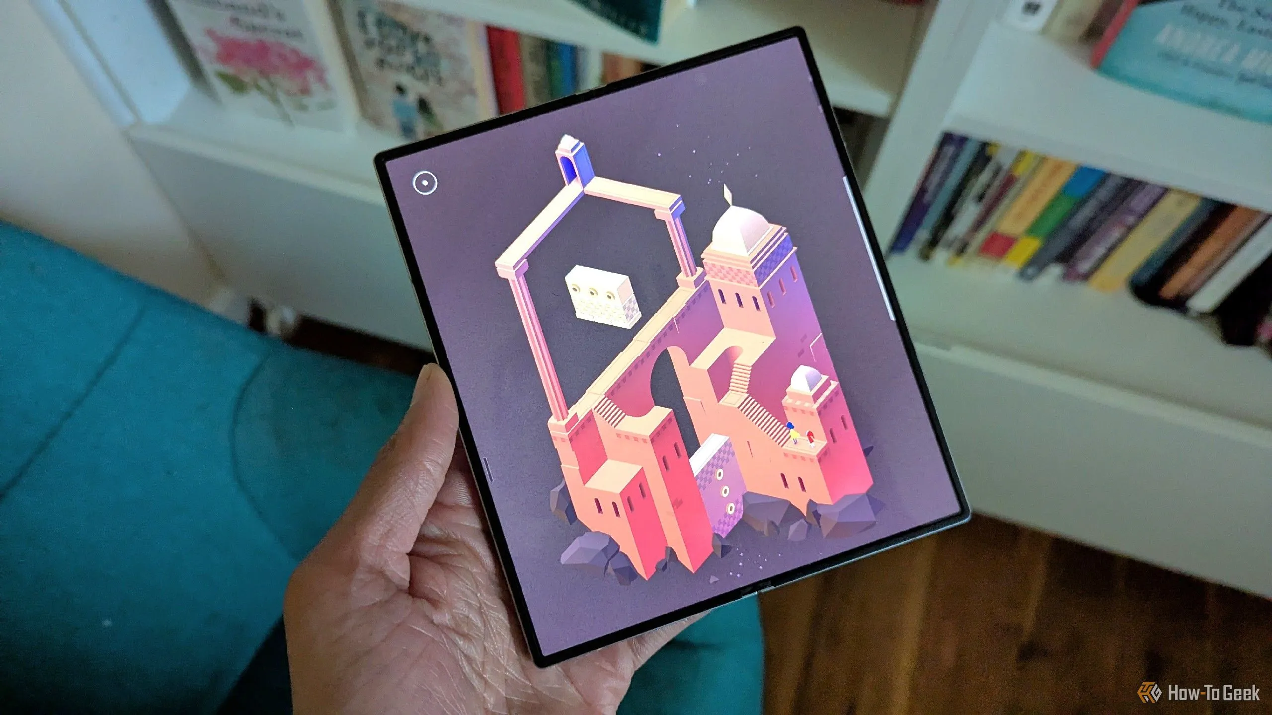 Trò chơi giải đố Monument Valley 2 được chơi trên Galaxy Z Fold 6, thể hiện xu hướng game di động có thời lượng ngắn và chất lượng.