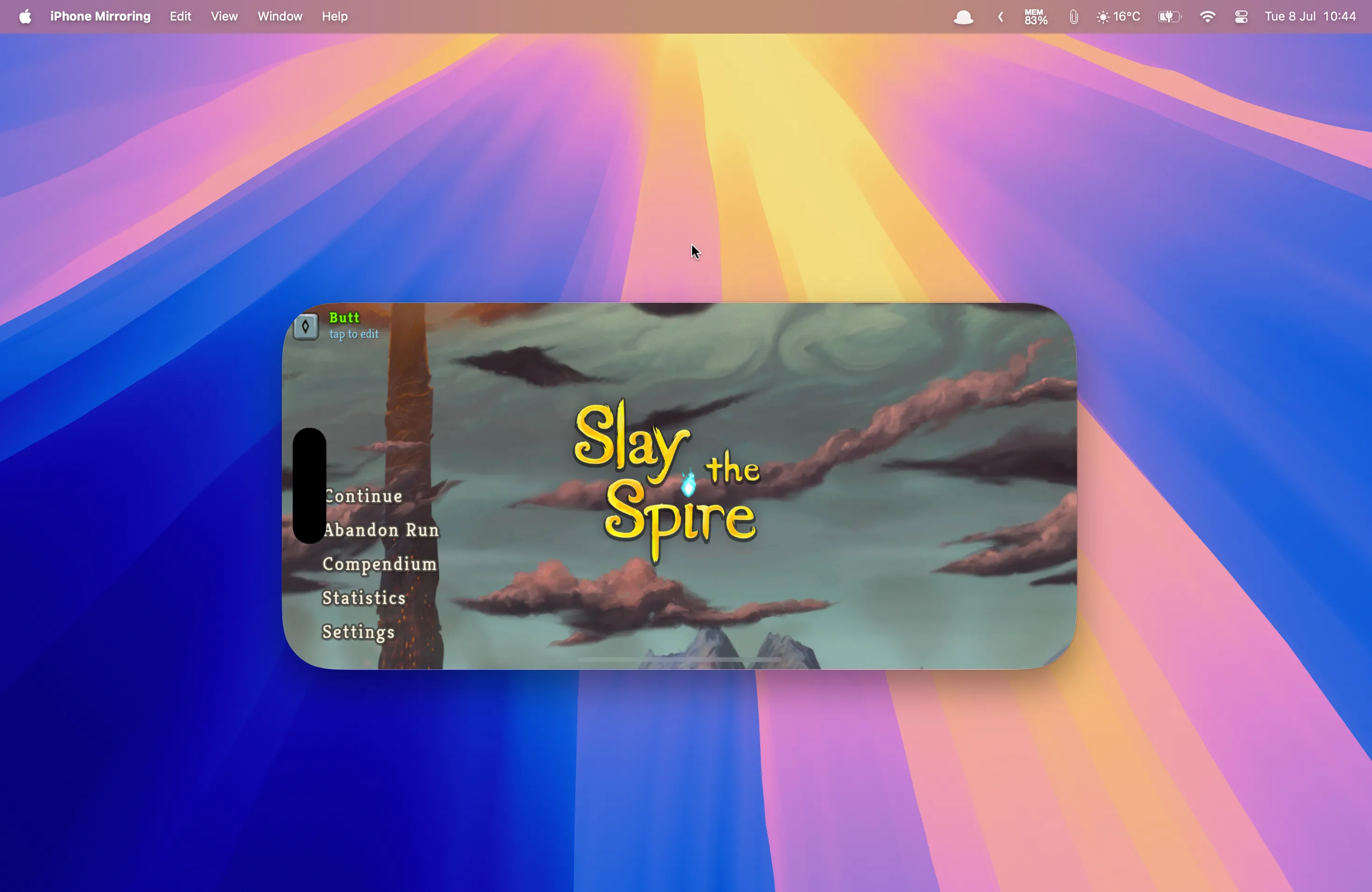 Trò chơi Slay the Spire+ trên thiết bị di động đang chạy trong cửa sổ iPhone Mirroring trên Mac, minh họa việc chơi game iPhone trên màn hình lớn.