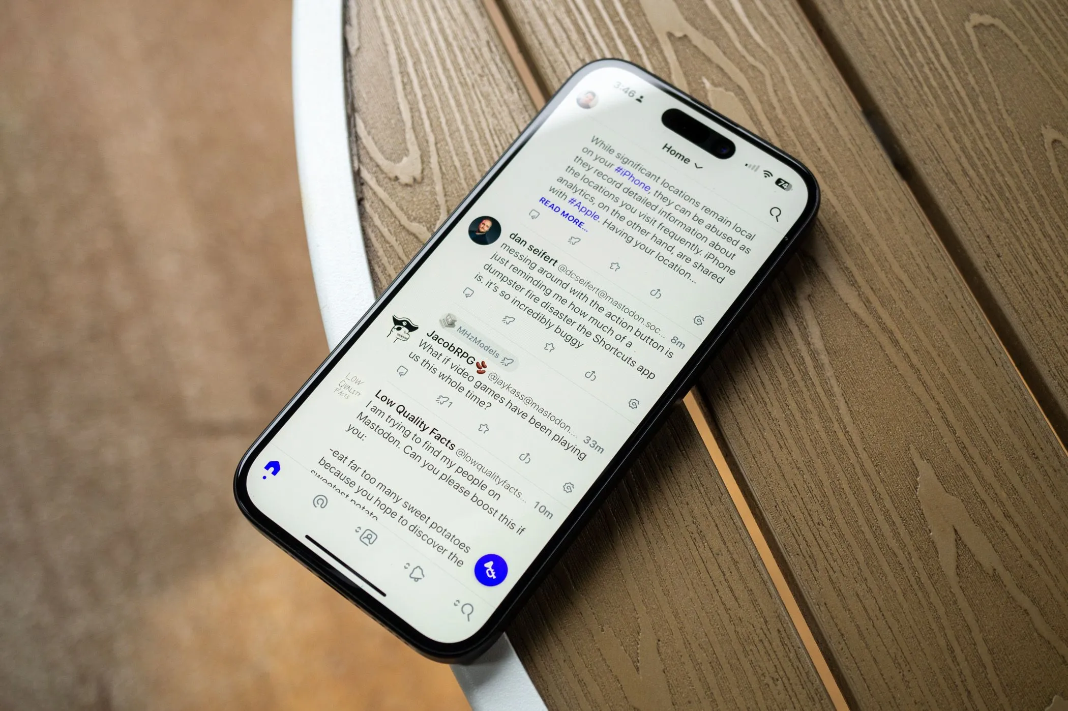 Ứng dụng Ivory Mastodon hiển thị trên màn hình iPhone 15.
