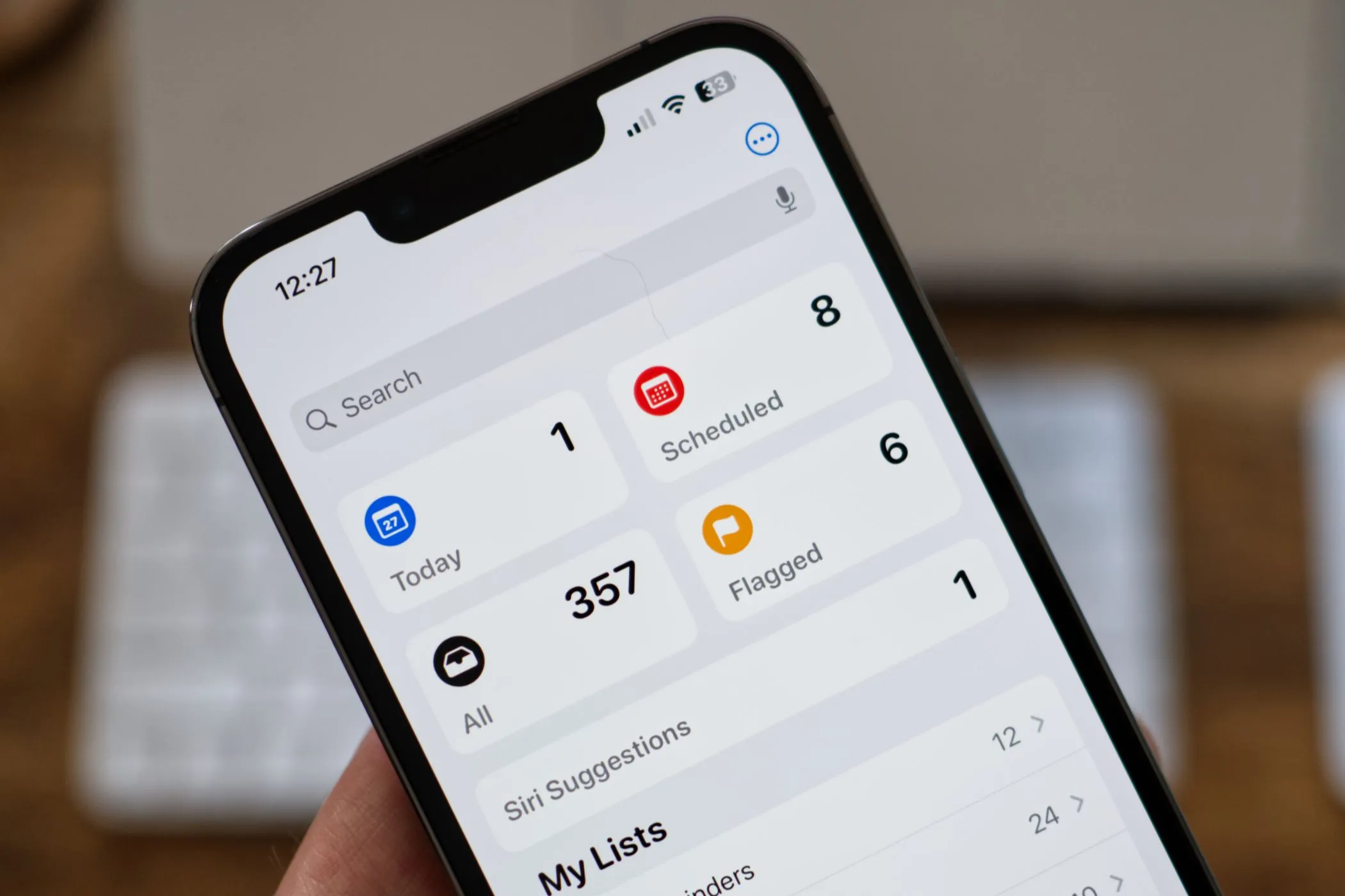 Ứng dụng Nhắc nhở (Reminders) của Apple trên iPhone 13 Pro, minh họa công cụ quản lý lịch trình cần được bổ sung phương pháp vật lý.