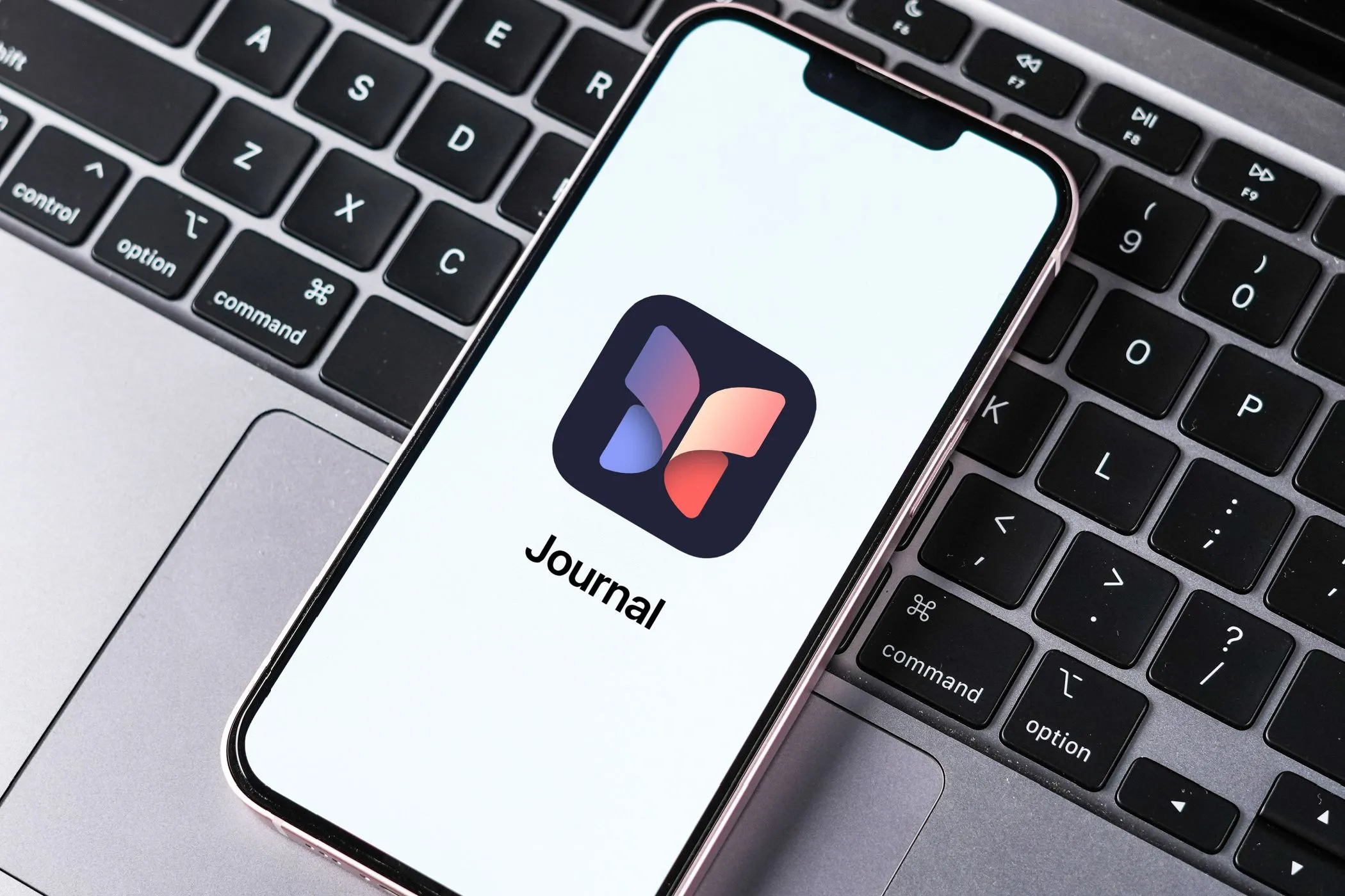 Ứng dụng Nhật ký (Journal app) của Apple trên màn hình iPhone, minh họa cách viết nhật ký truyền thống có thể giảm phụ thuộc điện thoại.