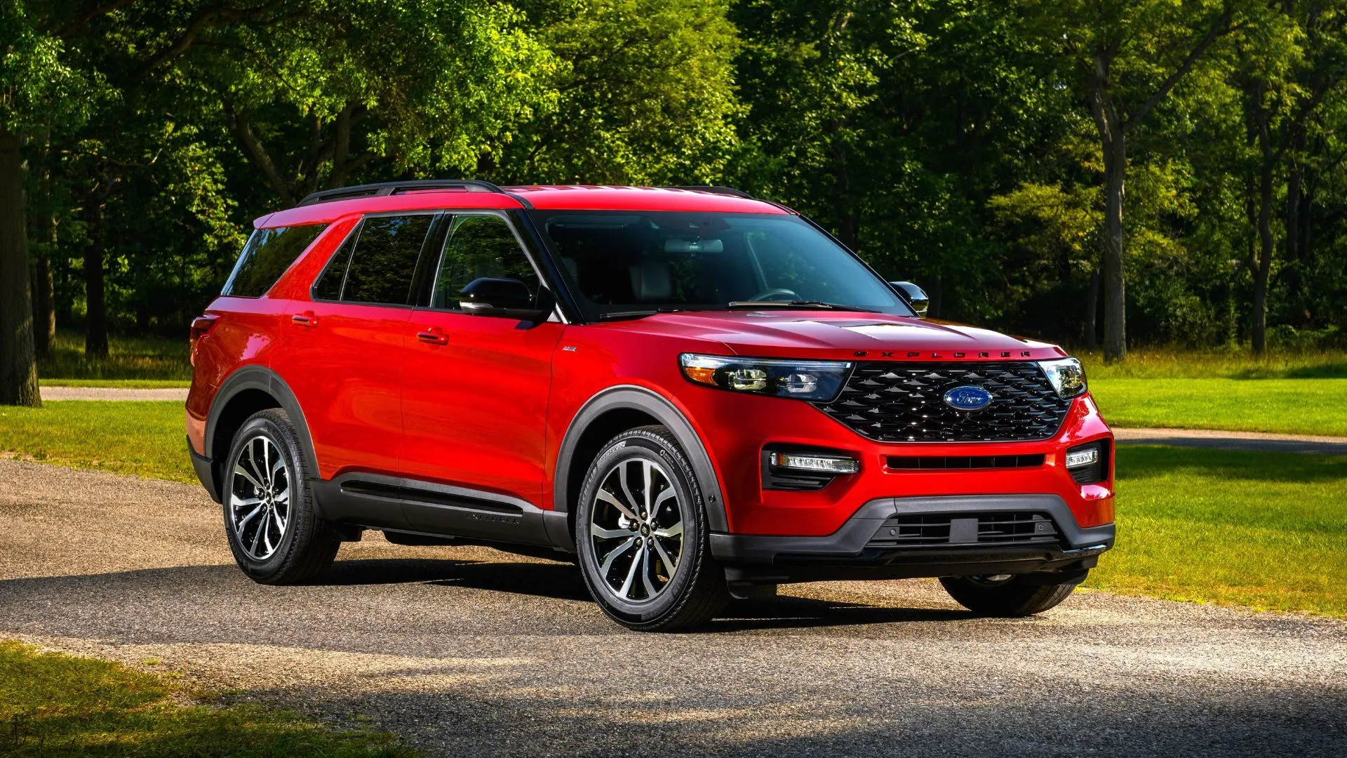Xe Ford Explorer ST-Line đời 2022 màu trắng, phía trước bên trái.