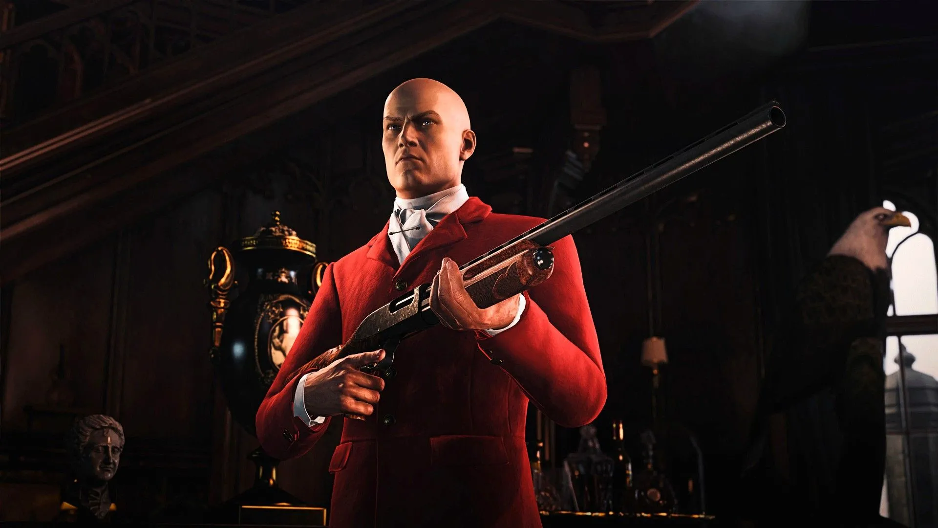 Agent 47 trong Hitman World of Assassination với trang phục đặc trưng và súng săn.
