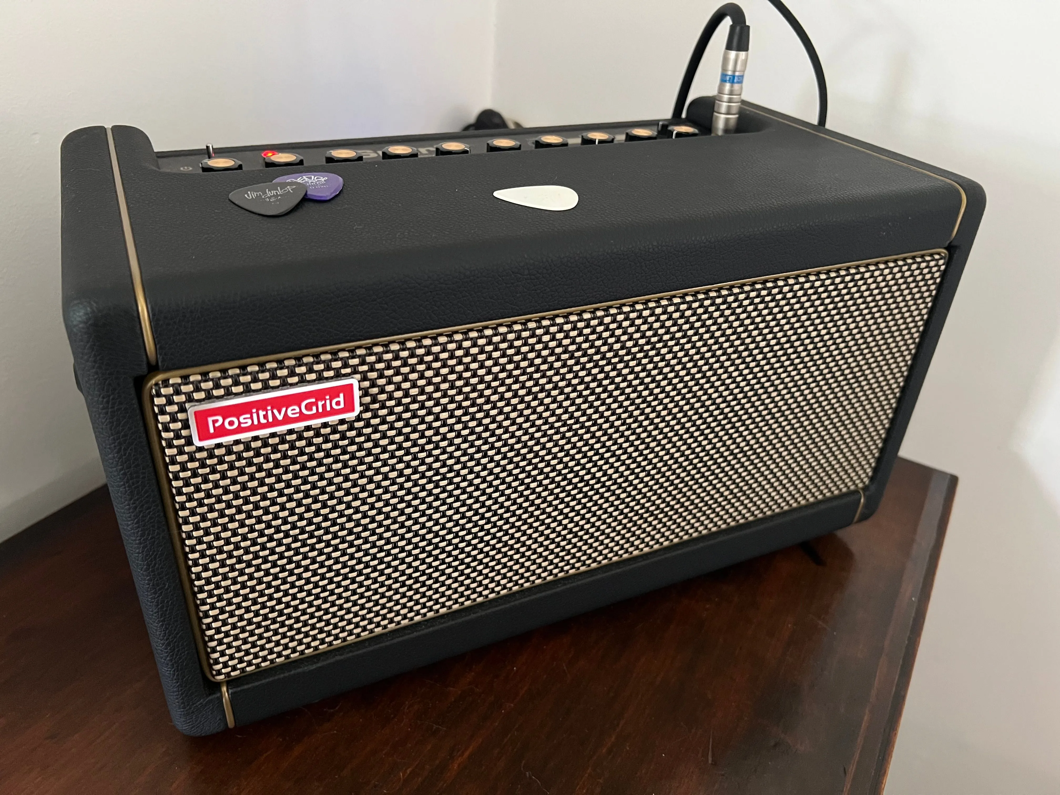 Amp guitar Positive Grid Spark 40, một thiết bị phụ thuộc vào ứng dụng để khai thác đầy đủ tính năng, minh họa vấn đề kết nối Bluetooth.