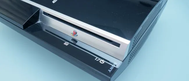 Ảnh cận cảnh máy chơi game Sony PlayStation 3, đại diện cho thế hệ console có ổ cứng tích hợp