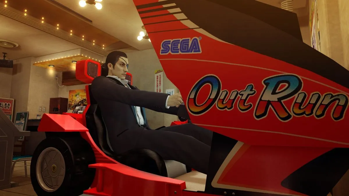 Ảnh chụp màn hình chính thức của Goro Majima đang chơi Out Run trong Yakuza 0, phản ánh không khí giải trí sôi động.