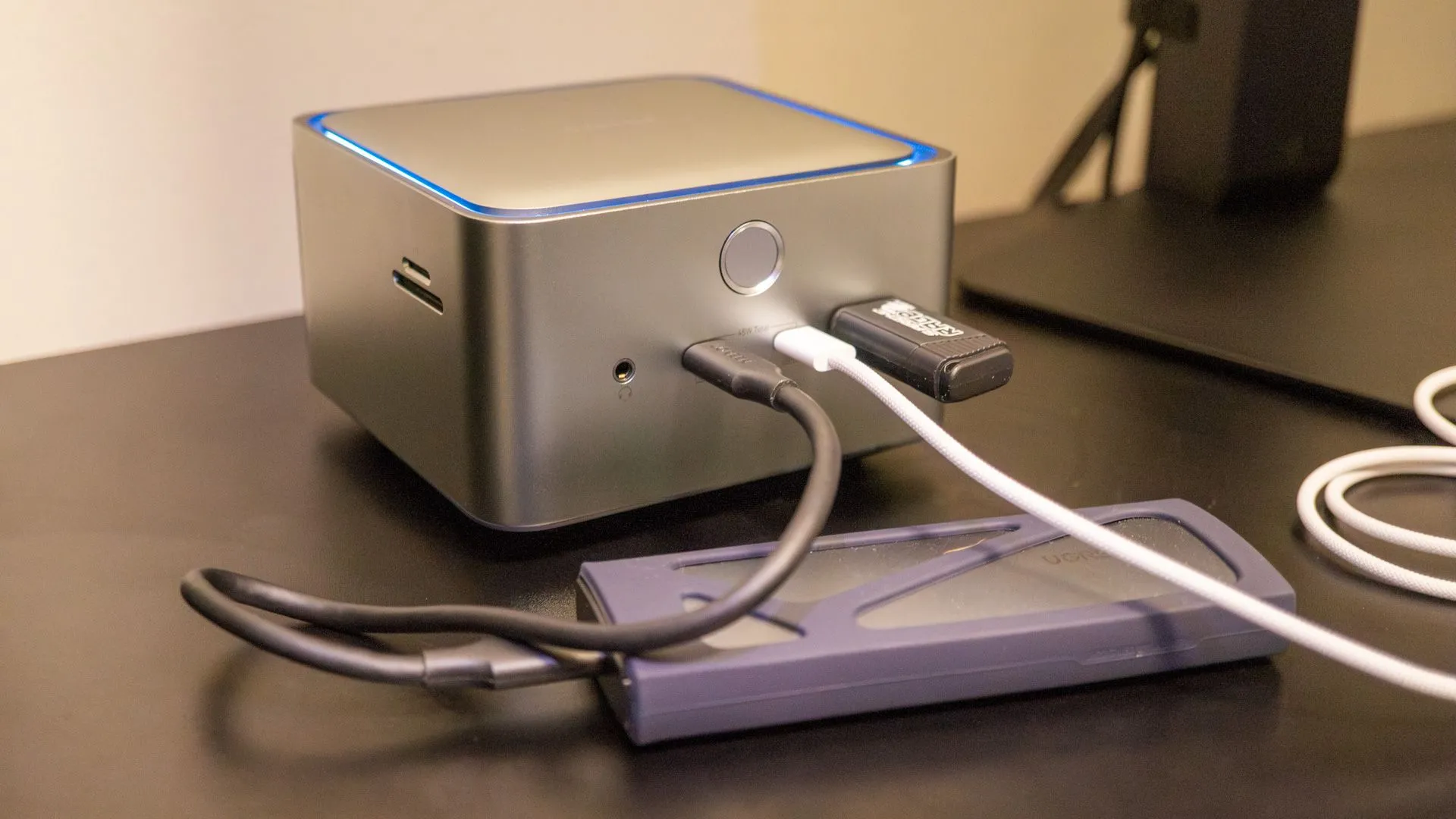 Anker Prime Docking Station kết nối nhiều ổ đĩa và cáp, thể hiện khả năng mở rộng cổng mạnh mẽ
