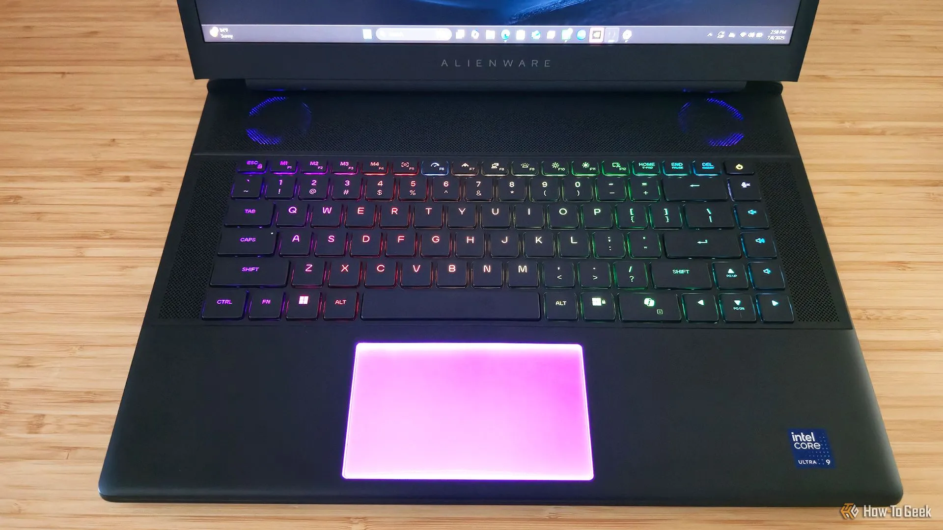Bàn phím cơ CherryMX RGB và touchpad lớn trên Alienware 16 Area-51