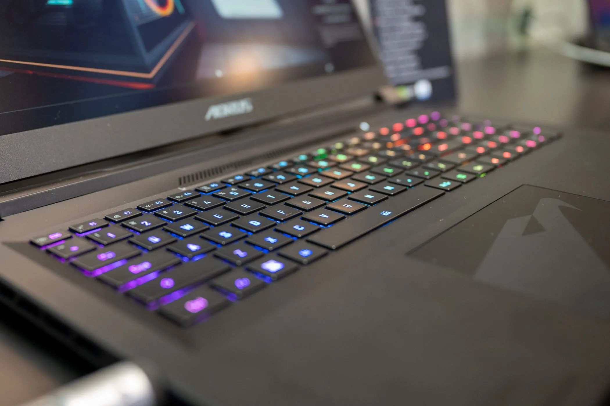 Bàn phím RGB của laptop gaming, minh họa cho trải nghiệm chơi game nhập vai và mạnh mẽ