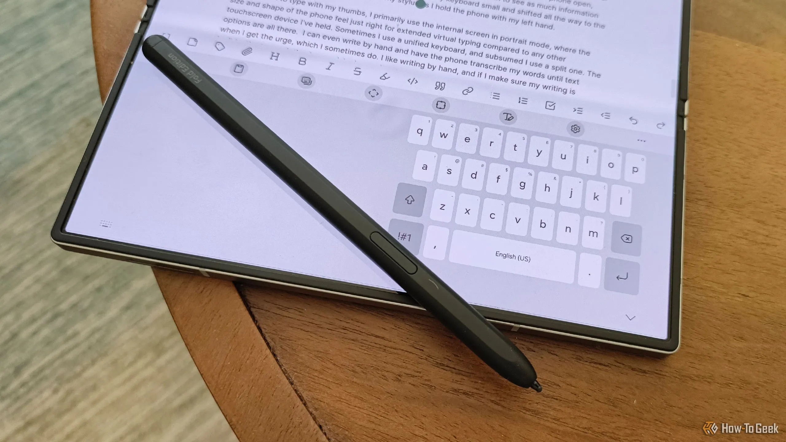 Bàn phím Samsung được sử dụng với bút S Pen trên Galaxy Z Fold 6, minh họa trải nghiệm viết tay hiệu quả