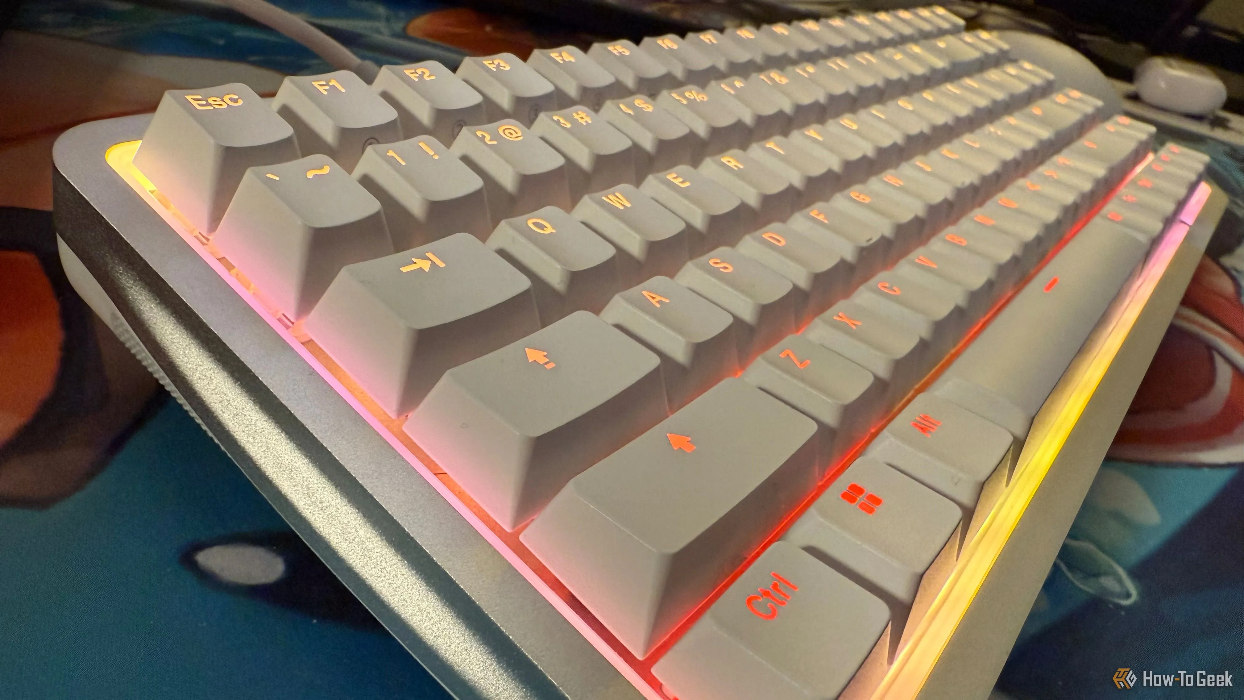 Bàn phím từ tính NZXT Function Elite MiniTKL đứng trên chân sau với đèn RGB rực rỡ
