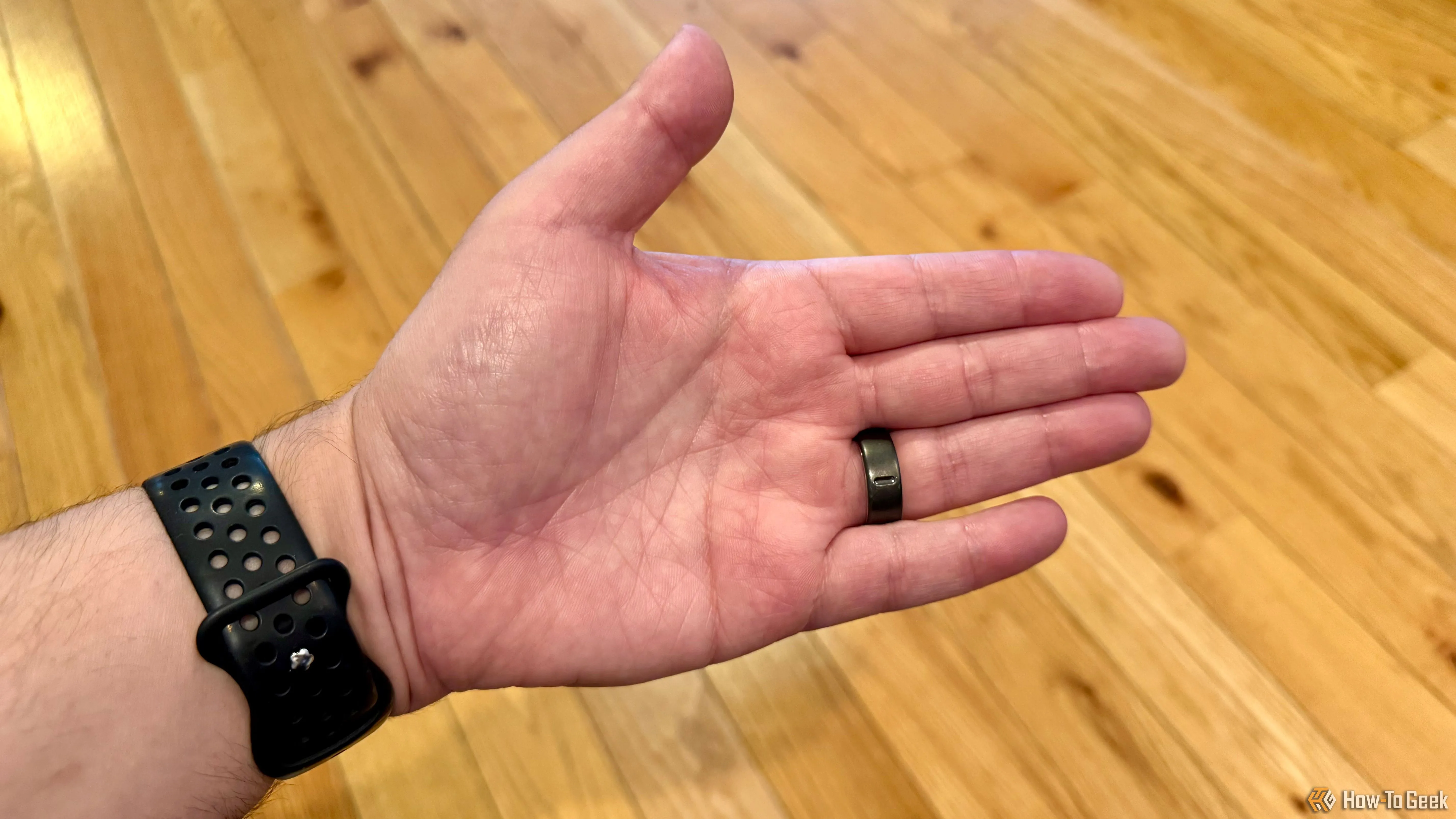 Bàn tay duỗi thẳng hiển thị lòng bàn tay và mặt dưới của Oura Ring 4