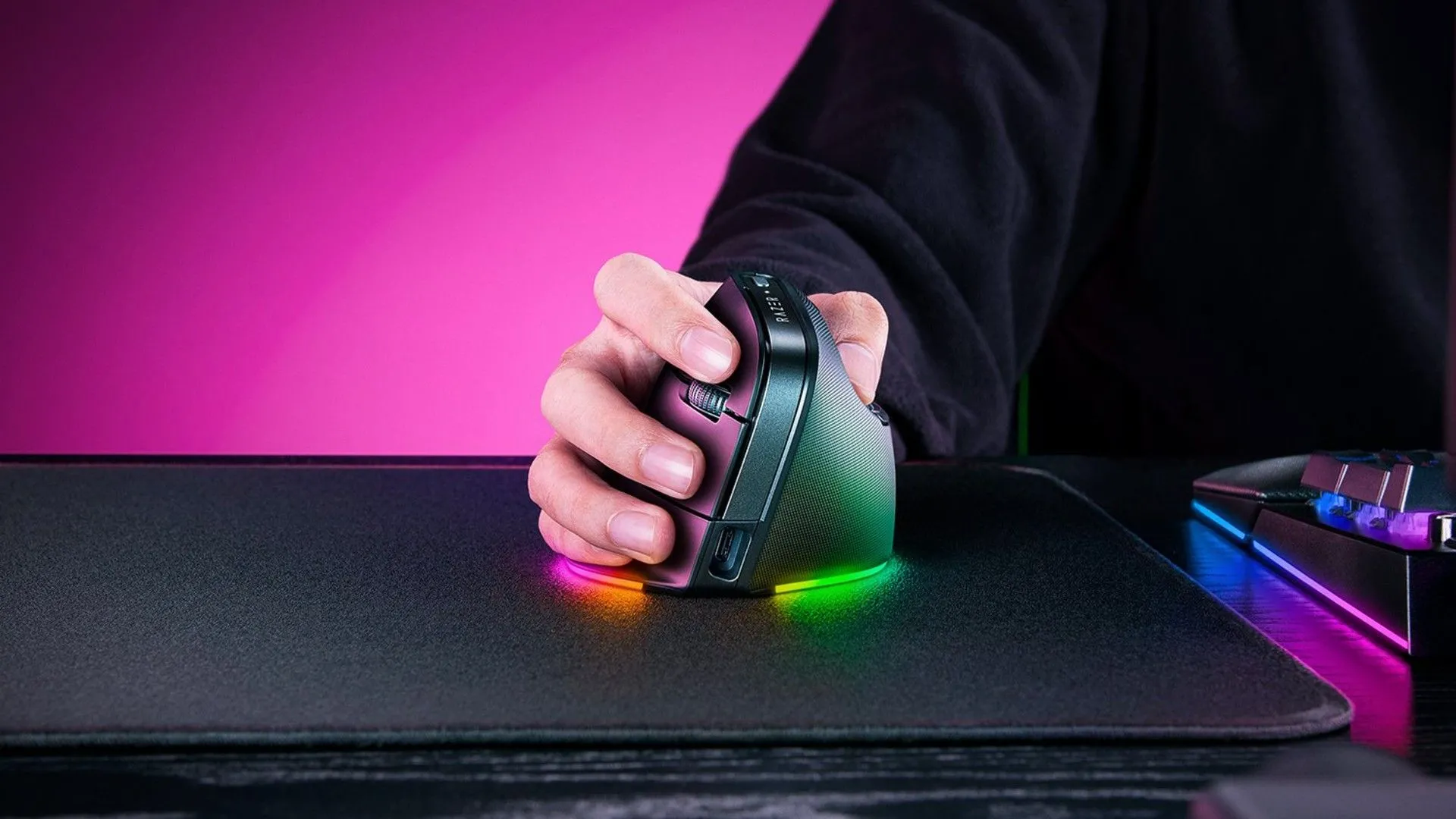 Bàn tay người dùng đang cầm chuột Razer Pro Click V2 Vertical mới, một thiết kế công thái học theo chiều dọc