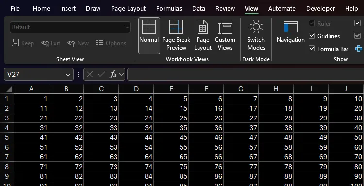 Bảng tính Excel hiển thị ở chế độ tối hoàn chỉnh, các ô và dữ liệu chuyển sang màu đen và trắng tương ứng.