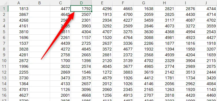 Bảng tính Excel với các số ngẫu nhiên, cột B trống, ô D1 được chọn