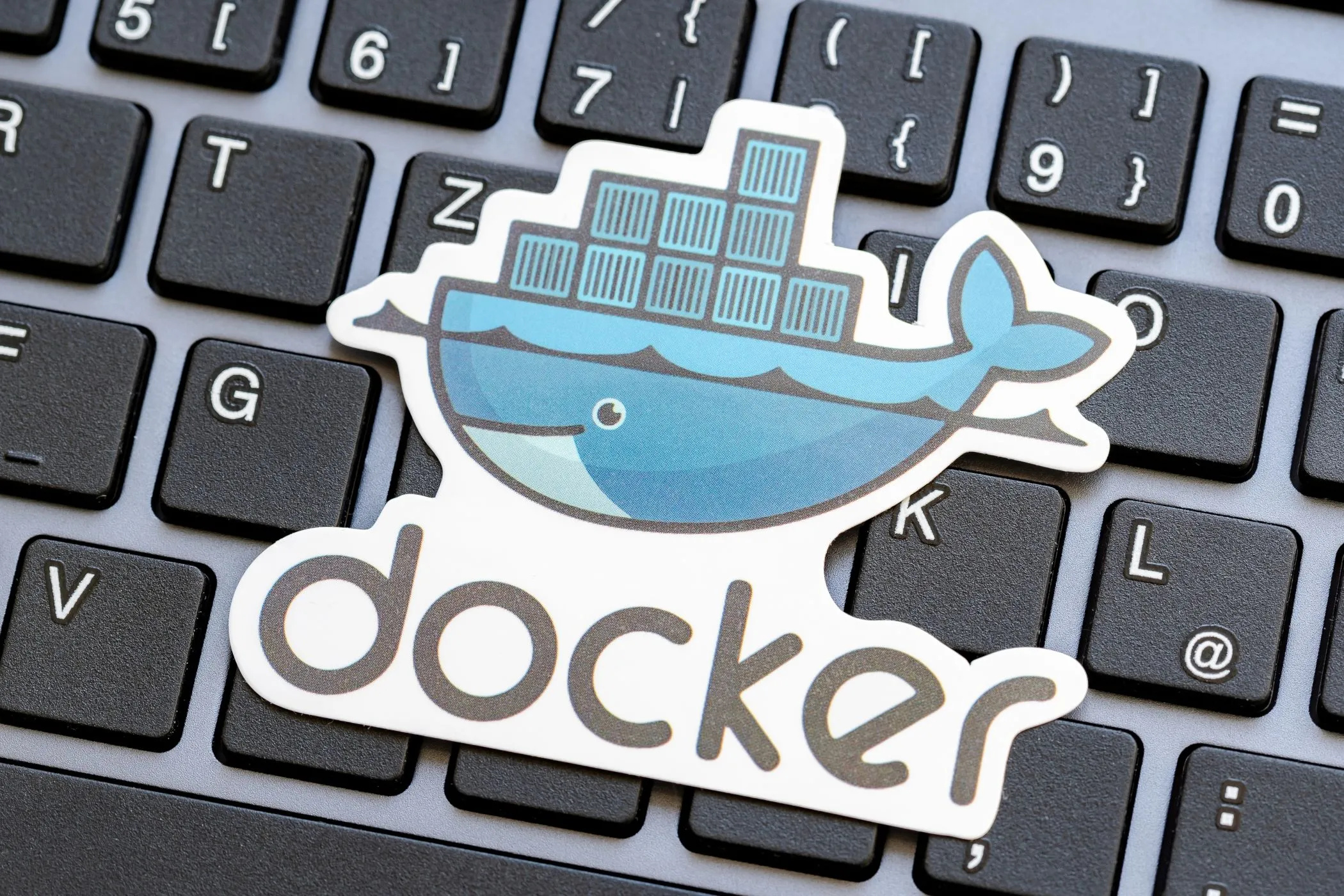 Biểu tượng Docker đặt trên bàn phím máy tính xách tay
