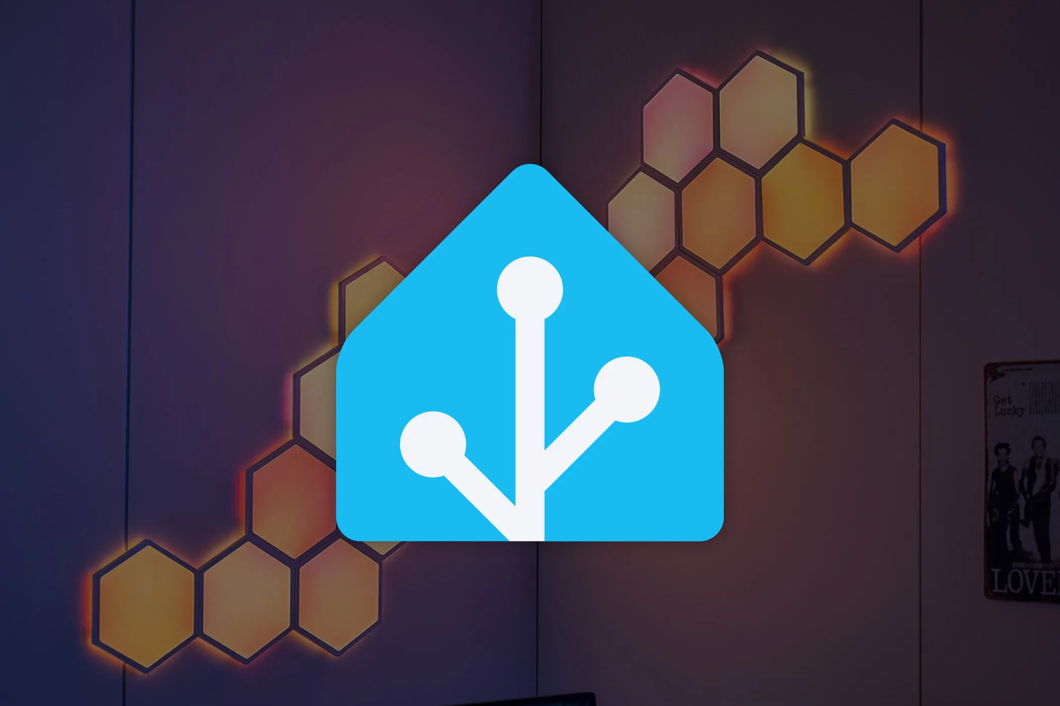 Biểu tượng Home Assistant với đèn thông minh và các thiết bị tự động hóa trong homelab