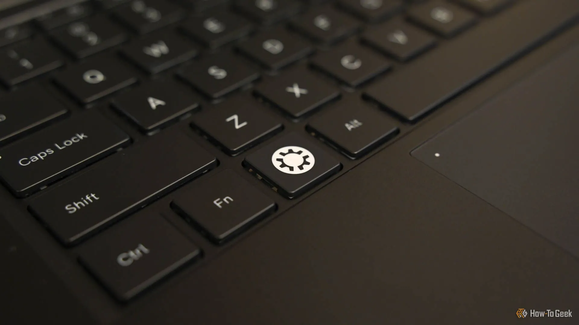 Biểu tượng Kubuntu trên phím tắt của laptop Kubuntu Focus Ir14, minh họa cho môi trường KDE Plasma