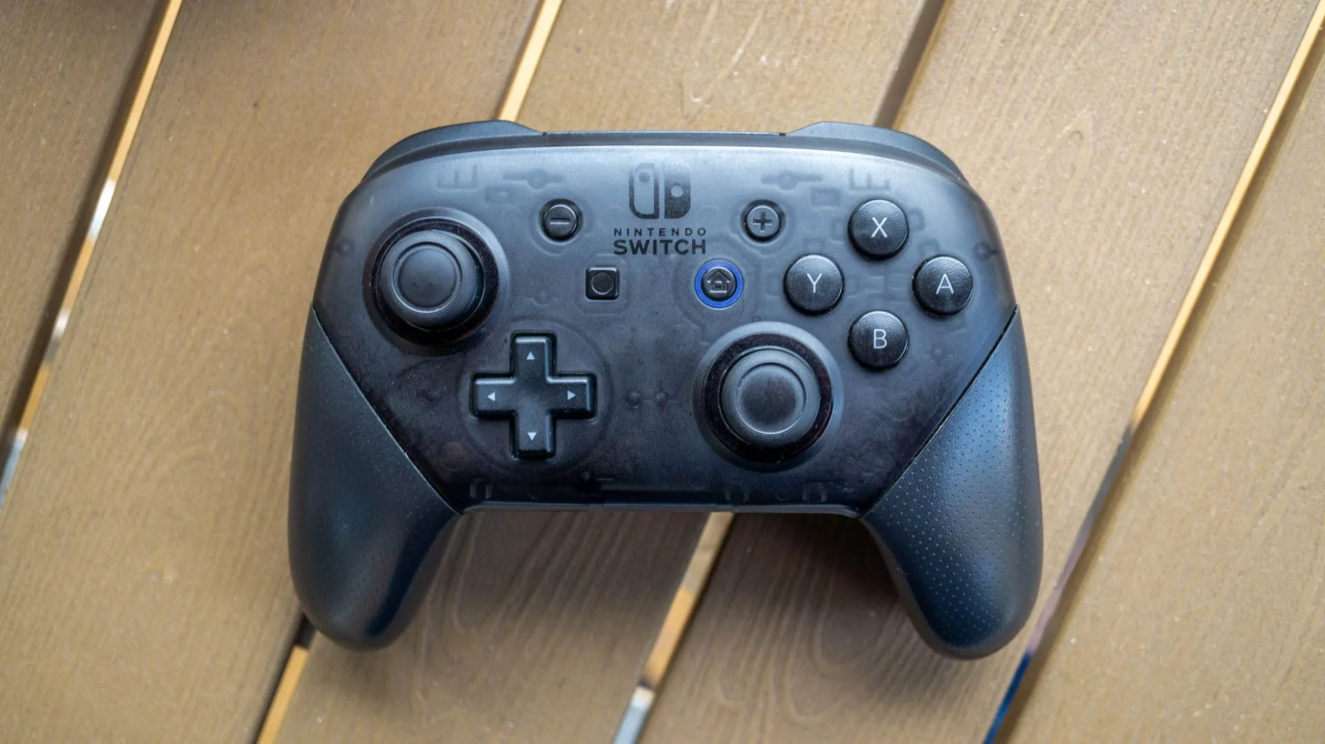 Bộ điều khiển Nintendo Switch Pro Controller màu đen trên nền trắng, tương thích với Switch 2.