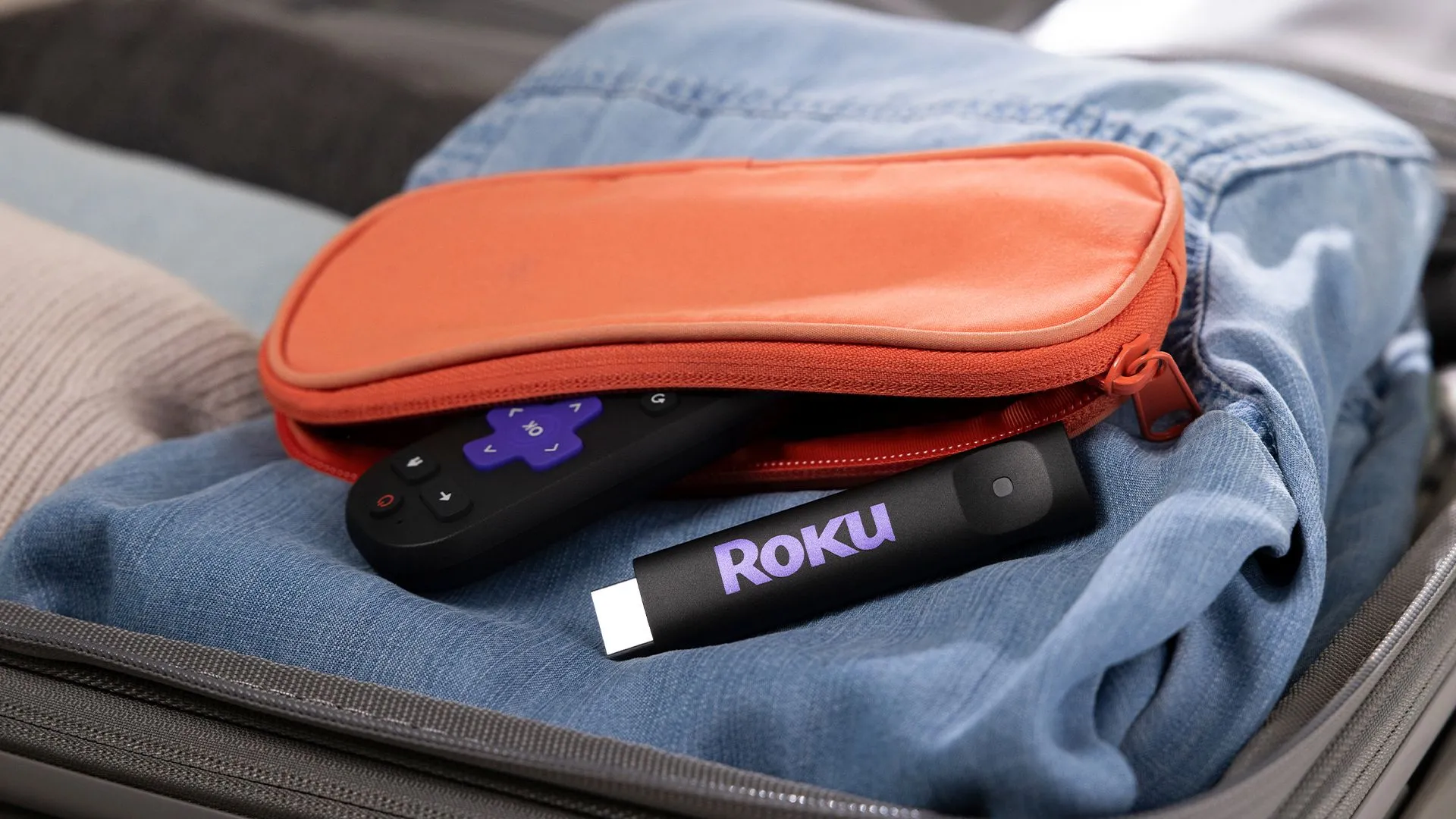 Bộ đôi thiết bị streaming Roku Streaming Stick và Streaming Stick Plus nhỏ gọn, sẵn sàng cho du lịch mùa hè