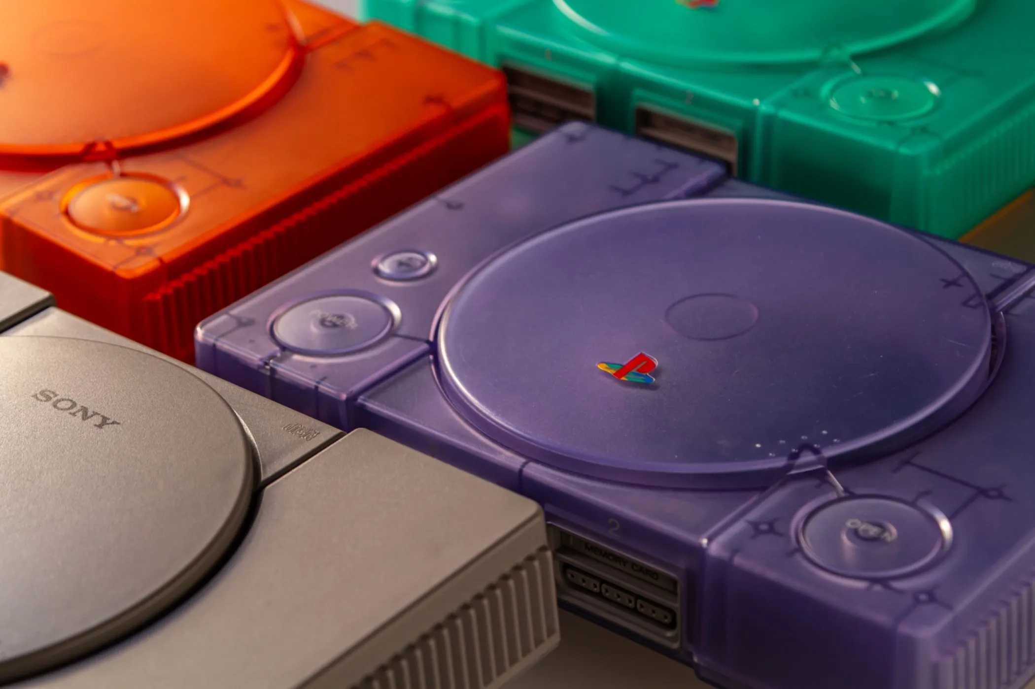 Bộ sưu tập máy chơi game PlayStation đời đầu, đại diện cho kỷ nguyên console 32-bit với khả năng xử lý đồ họa 3D.