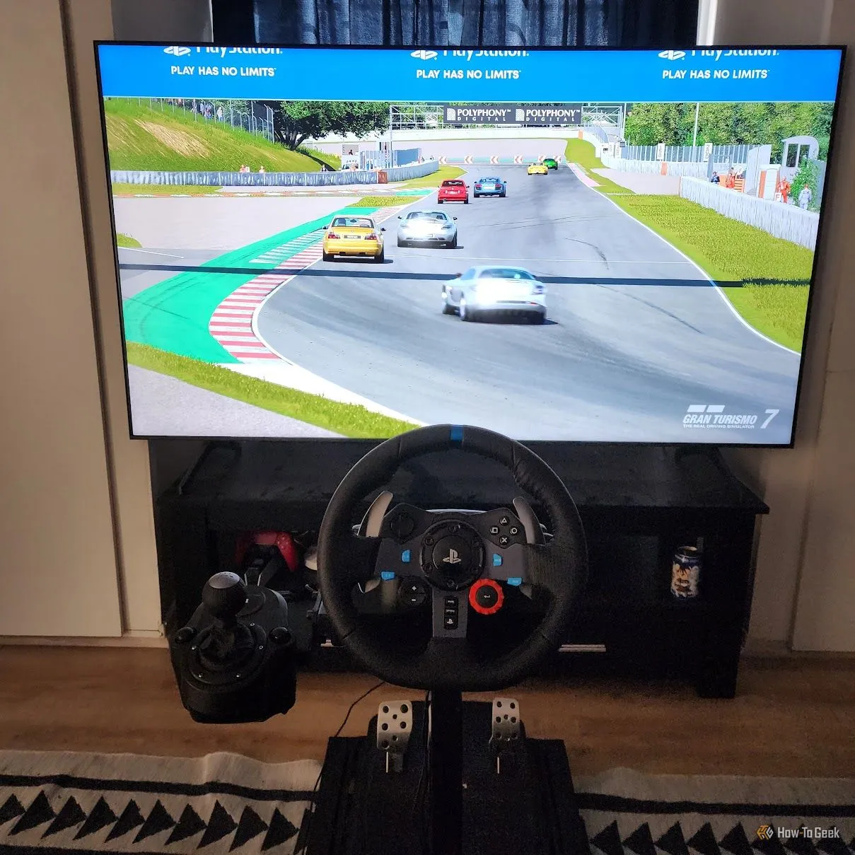 Bộ vô lăng đua Logitech G29 kết nối với PS5, mang lại trải nghiệm lái xe chân thực.