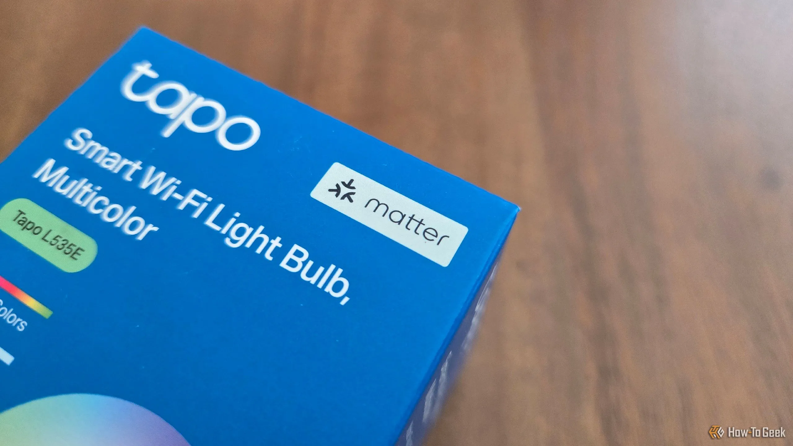 Bóng đèn thông minh TP-Link Tapo tương thích Matter trong hộp, biểu tượng cho xu hướng nhà thông minh ít phụ thuộc vào ứng dụng riêng lẻ.