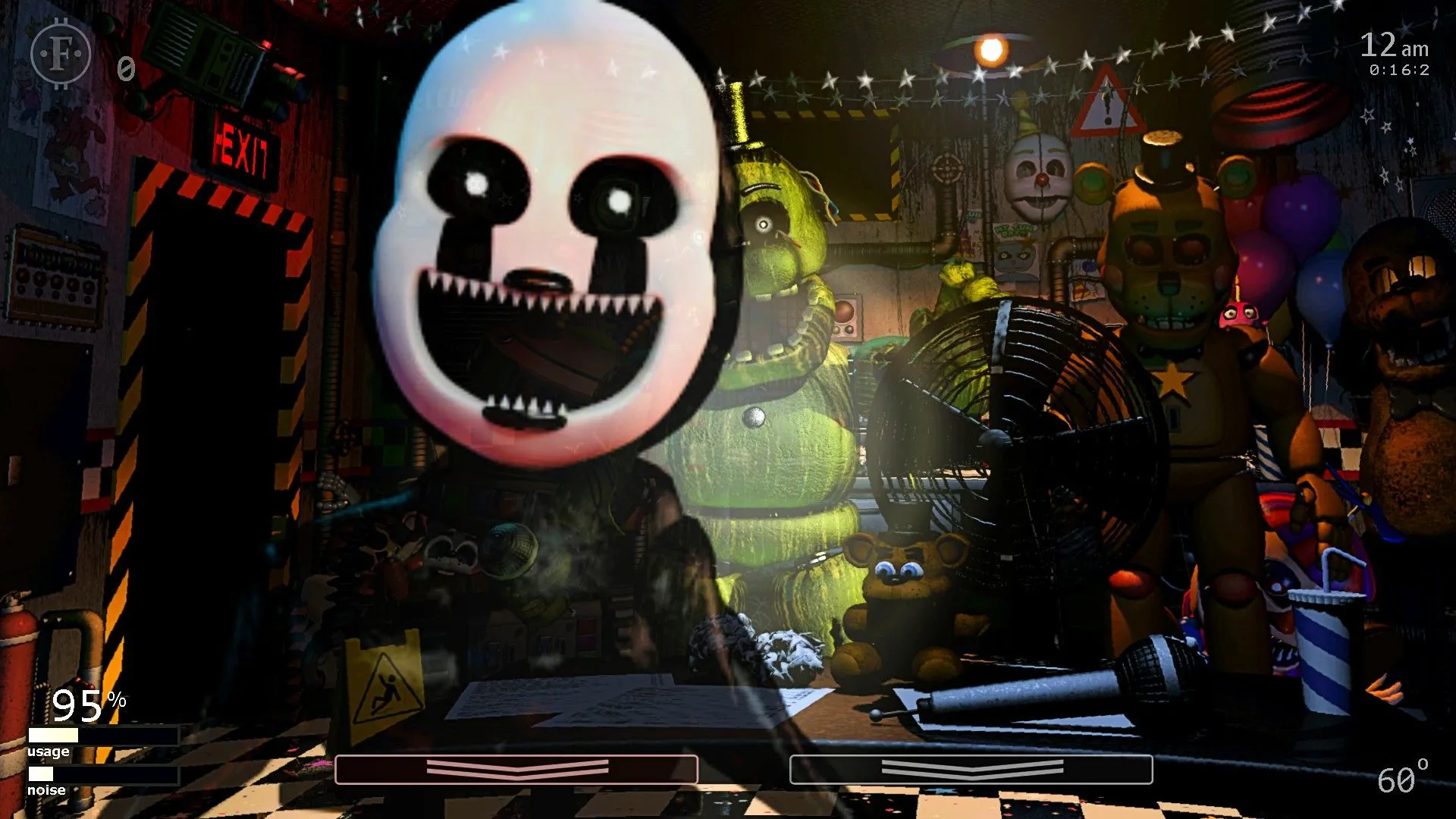 Búp bê animatronic màu trắng jumpscare người chơi trong Ultimate Custom Night, một game kinh dị miễn phí của Five Nights at Freddy's