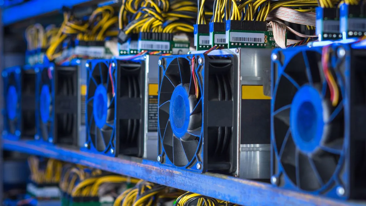 Các card đồ họa (GPU) dùng để đào coin được xếp chồng lên nhau trên kệ.
