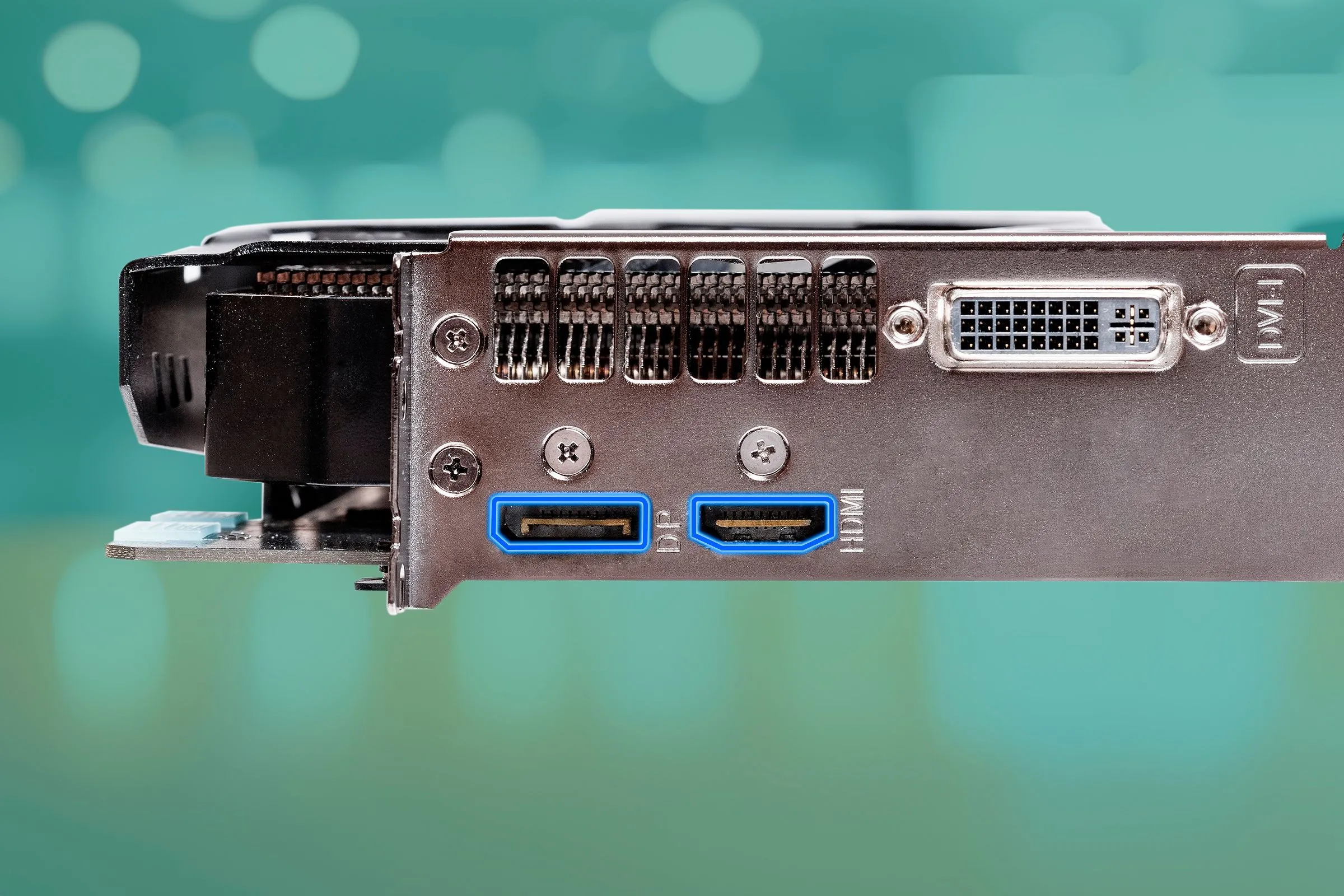 Các cổng DisplayPort và HDMI trên card đồ họa rời, đảm bảo kết nối màn hình tối ưu cho PC gaming.