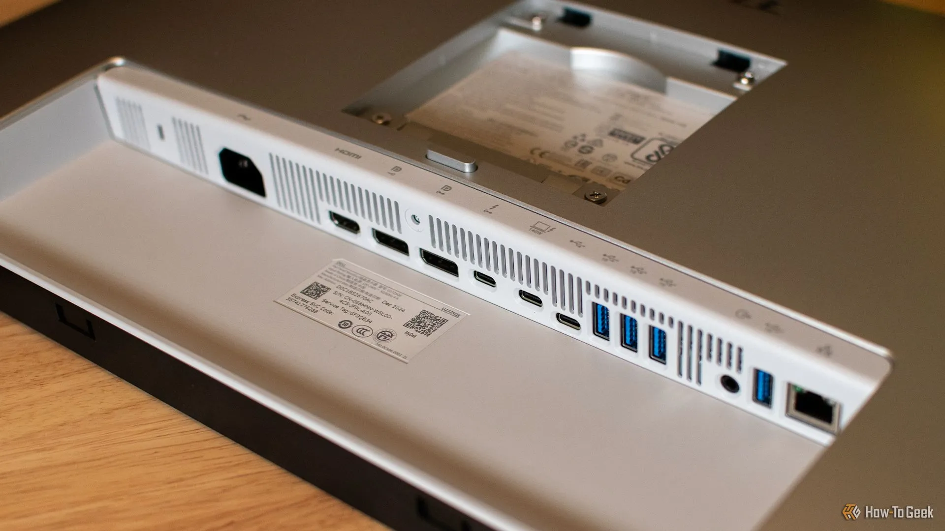 Các cổng kết nối đa dạng dưới đáy màn hình Dell U2725QE, bao gồm Thunderbolt 4, USB-C, USB-A, HDMI và DisplayPort.