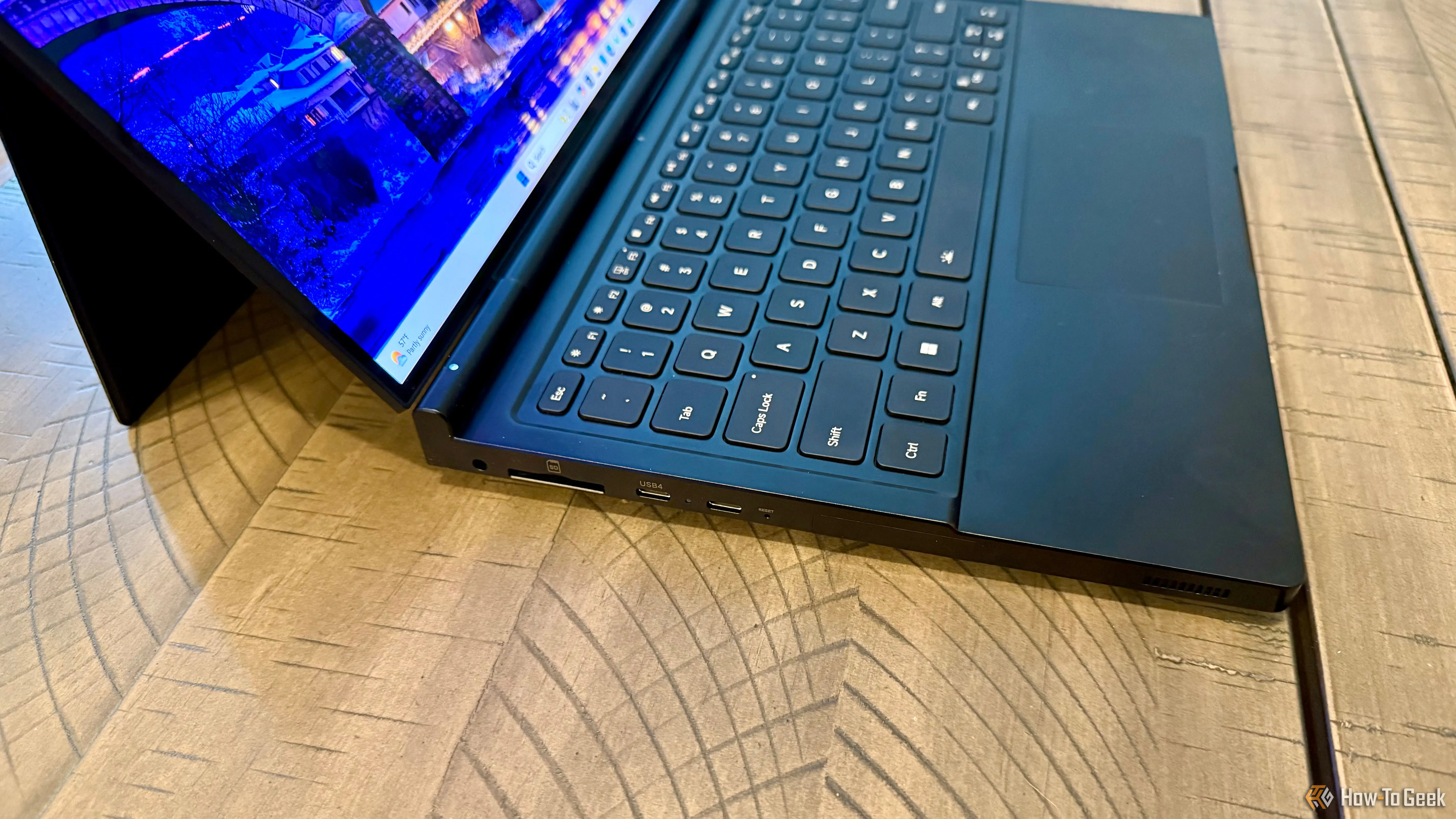 Các cổng USB-C, jack tai nghe 3.5mm và khe cắm thẻ SD ở cạnh trái laptop GPD Duo