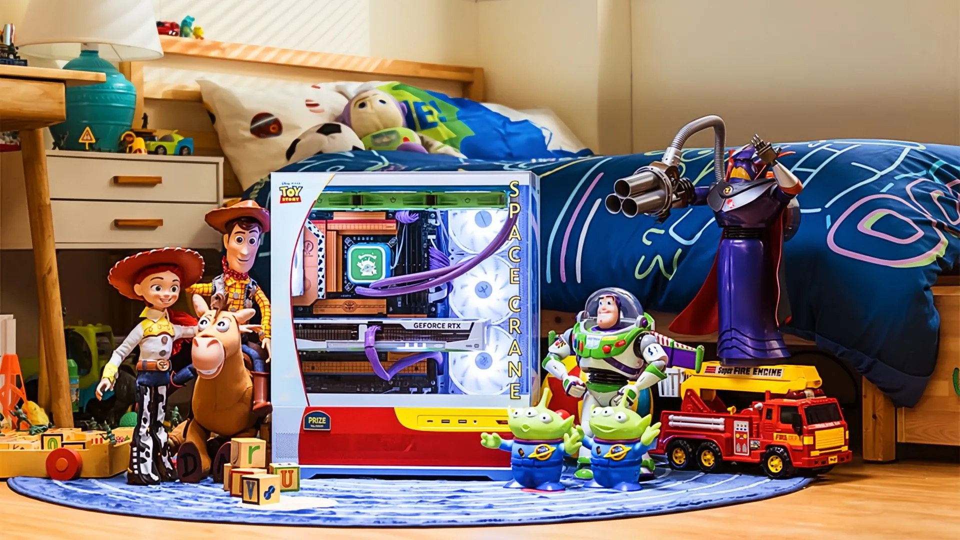 Các món đồ chơi từ phim Toy Story được đặt cạnh case máy tính MSI phiên bản đặc biệt, minh họa thiết kế PC độc đáo