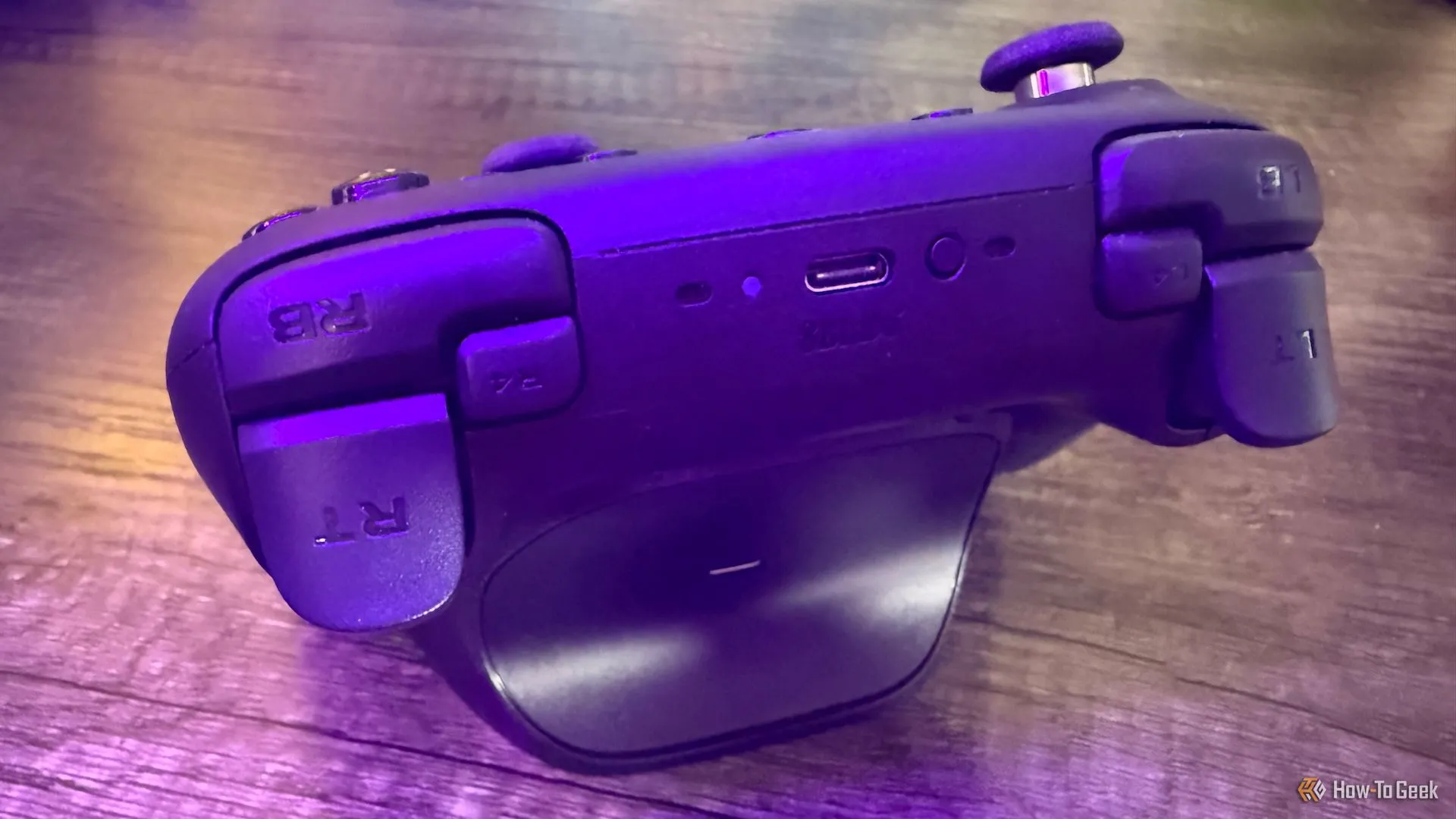 Các nút bumpers và triggers trên tay cầm 8BitDo Ultimate 2 Wireless