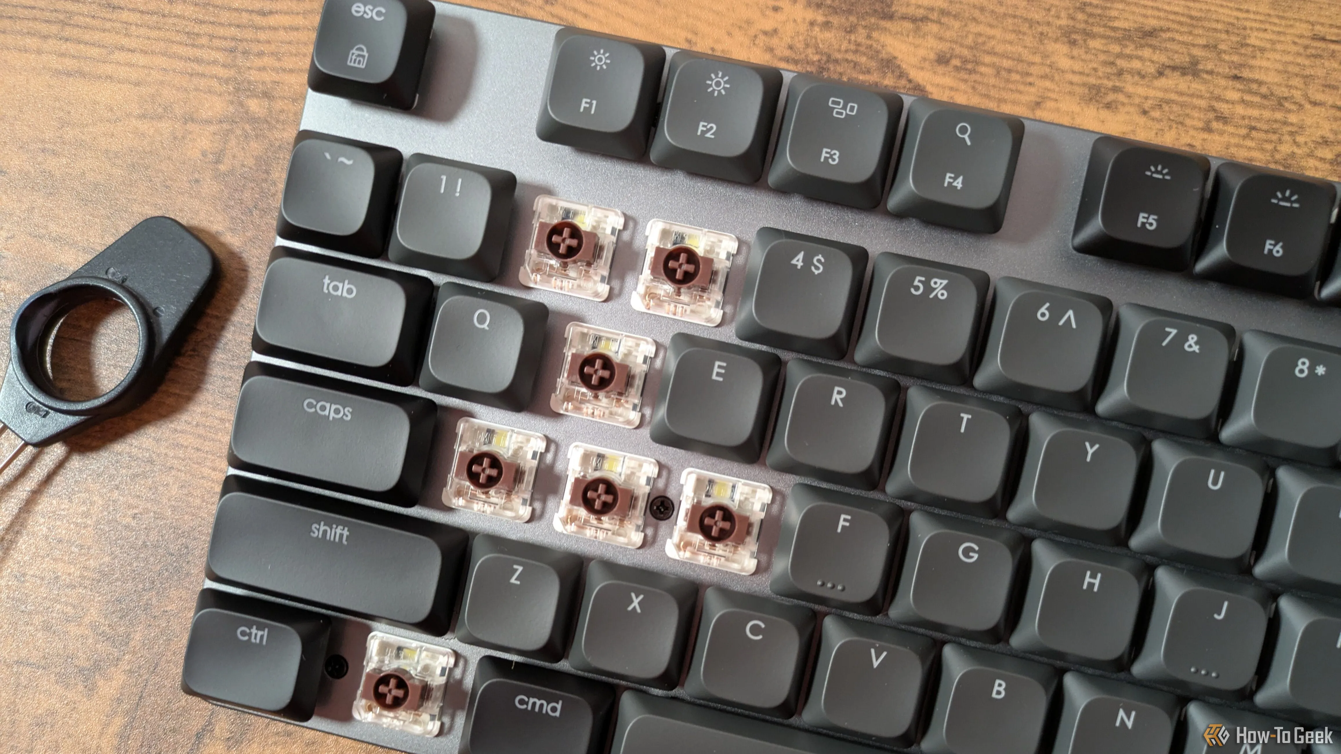 Các switch của bàn phím Satechi SM3 sau khi tháo keycap