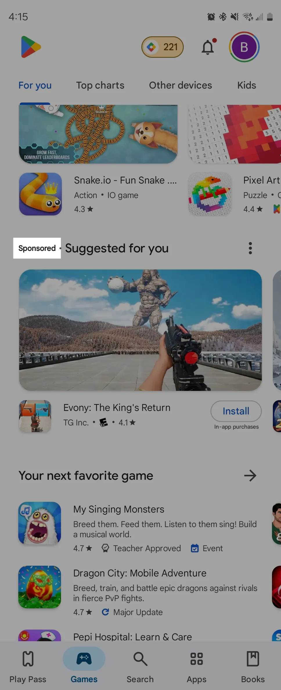 Các tựa game được tài trợ hiển thị trong một băng chuyền trên trang chủ Google Play Store, minh họa cách quảng cáo được tích hợp.