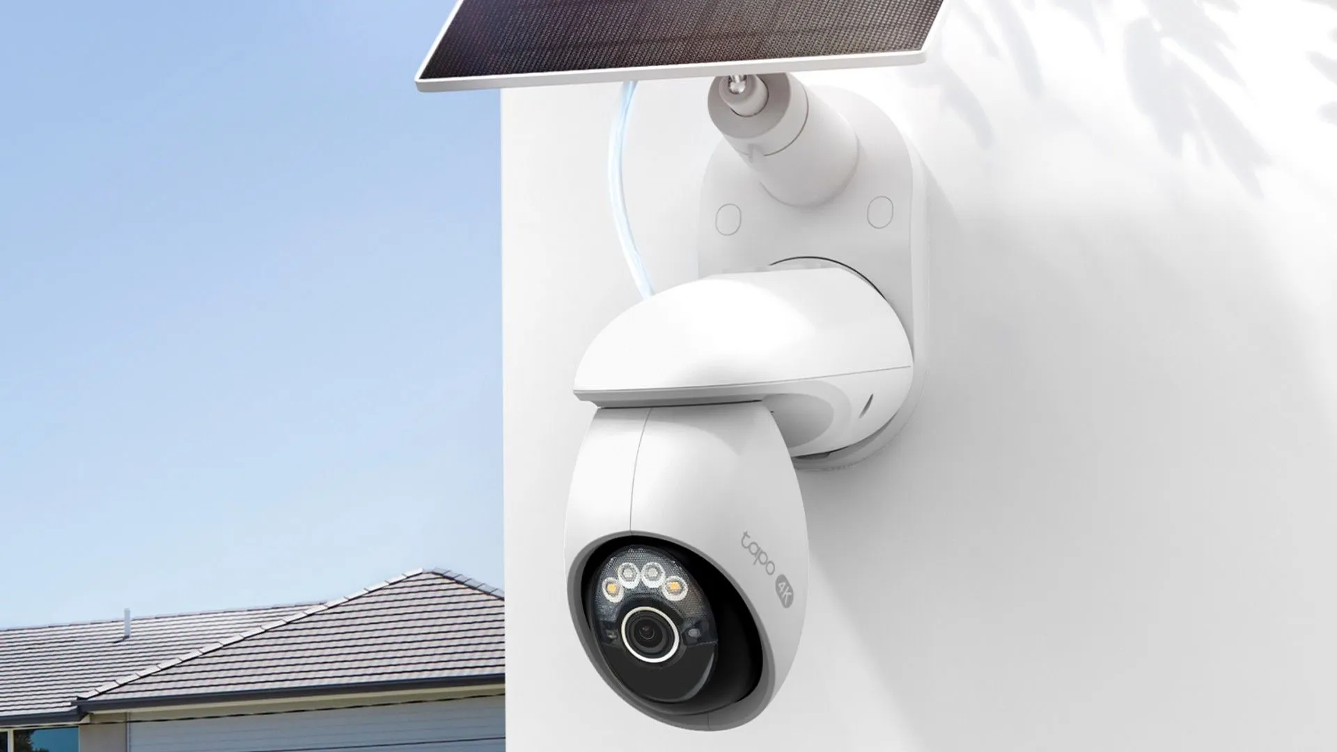 Camera an ninh TP-Link Tapo C660 lắp đặt trên tường với tấm pin năng lượng mặt trời, minh họa dòng sản phẩm mới