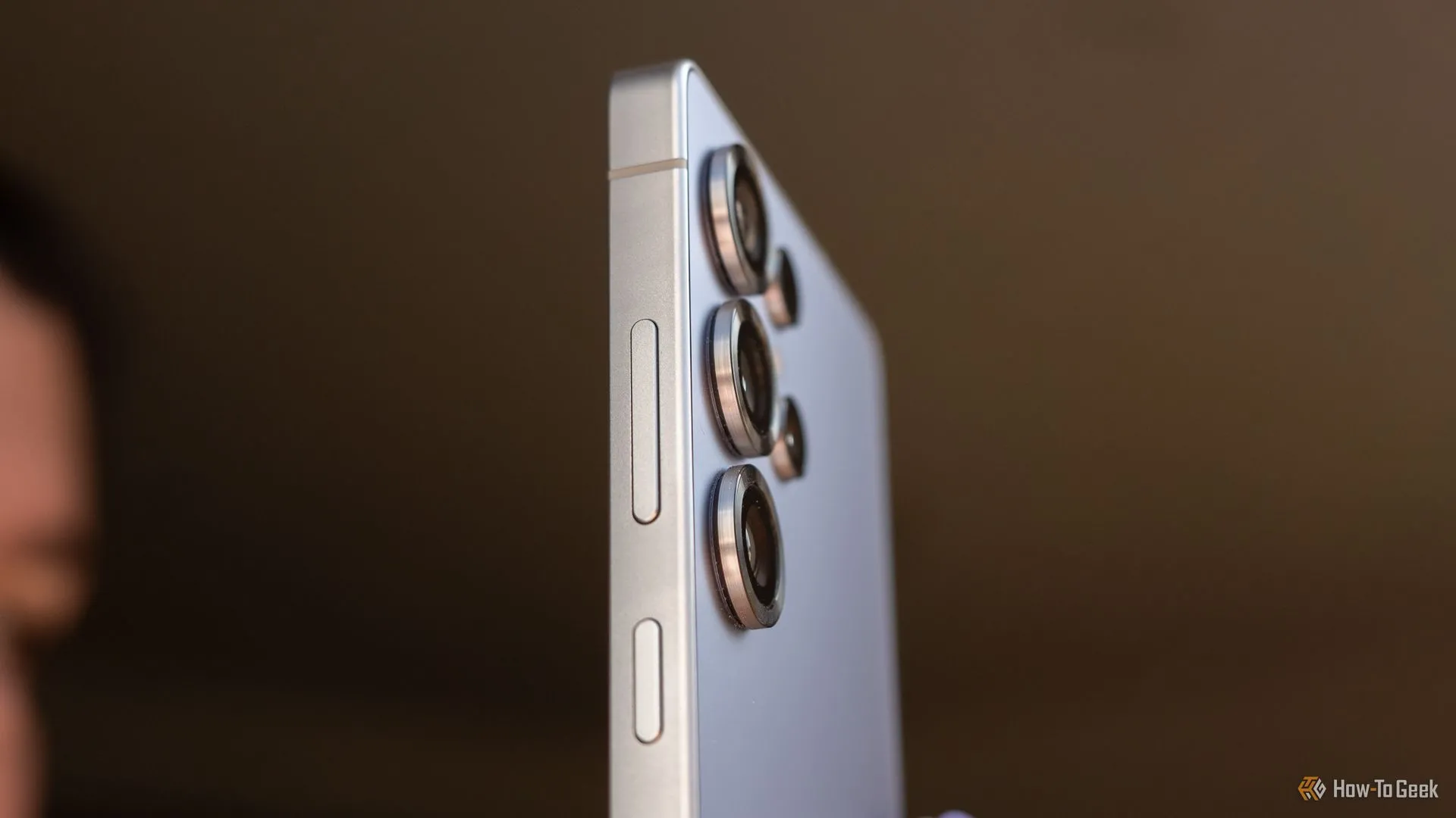 Cặn bẩn và sợi vải bám vào các vòng camera phía sau của Samsung Galaxy S25 Ultra, chỉ ra vấn đề về thiết kế tích tụ bụi.