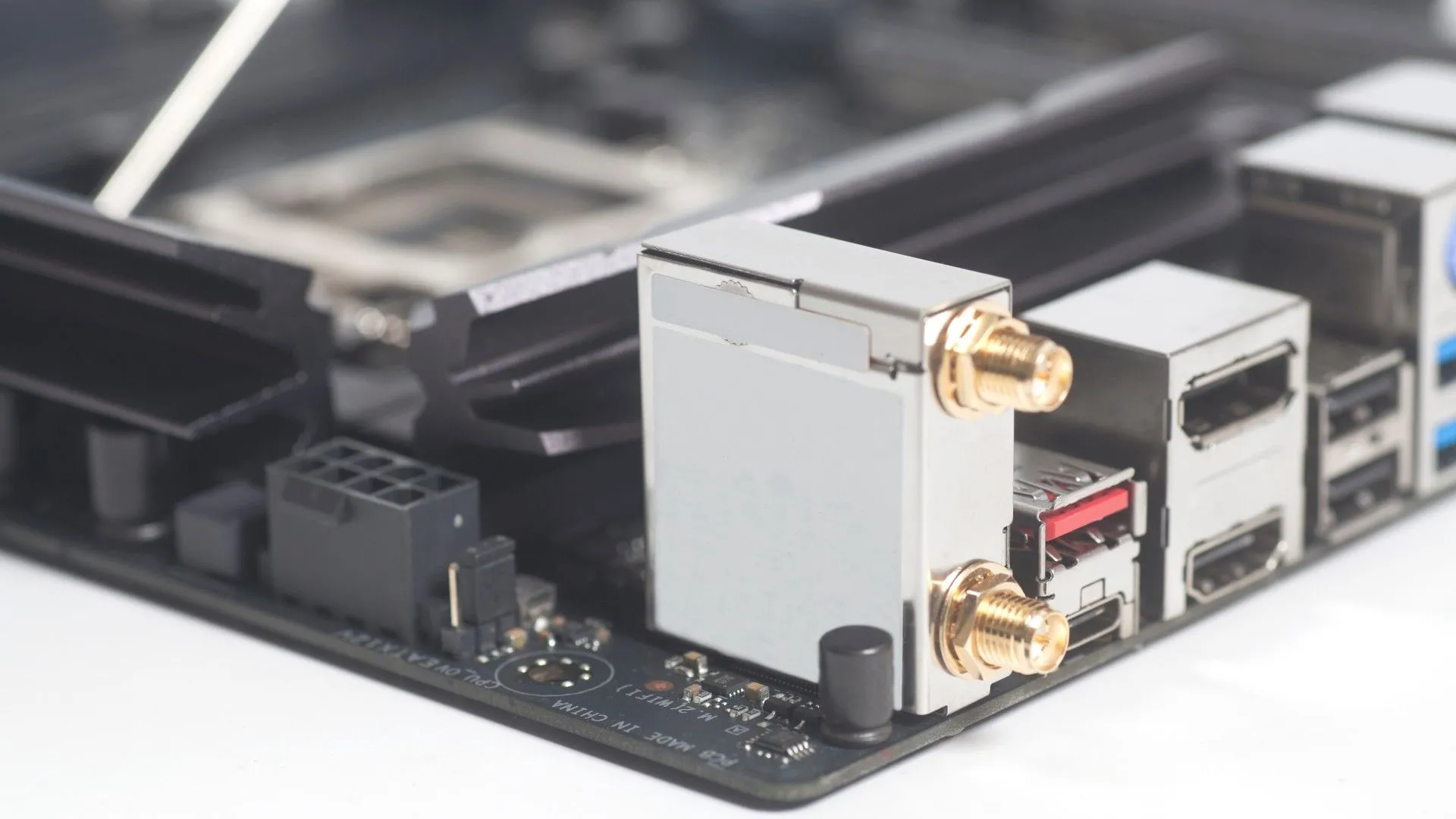 Cận cảnh bo mạch chủ máy tính Intel LGA 1151 với khe cắm Wi-Fi và các chi tiết khác