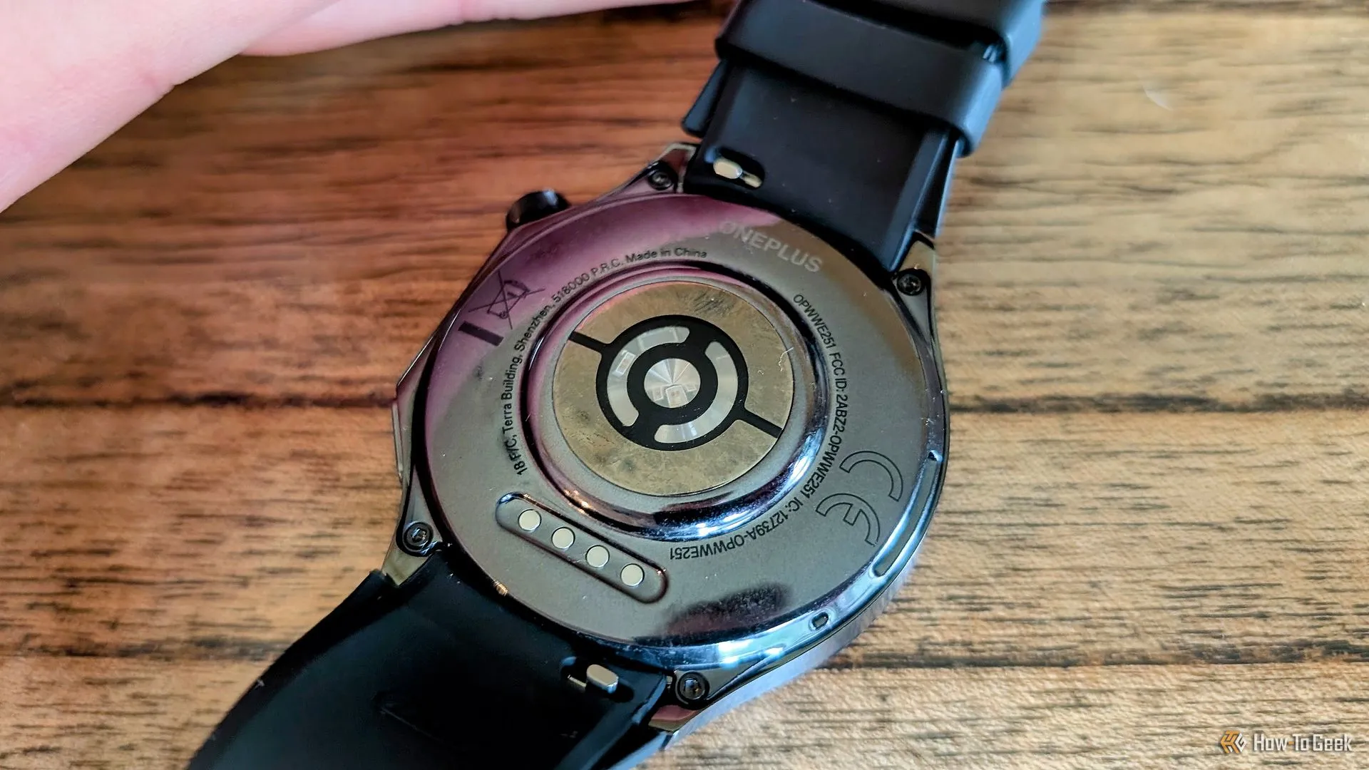 Cận cảnh các cảm biến theo dõi sức khỏe trên mặt sau của OnePlus Watch 3
