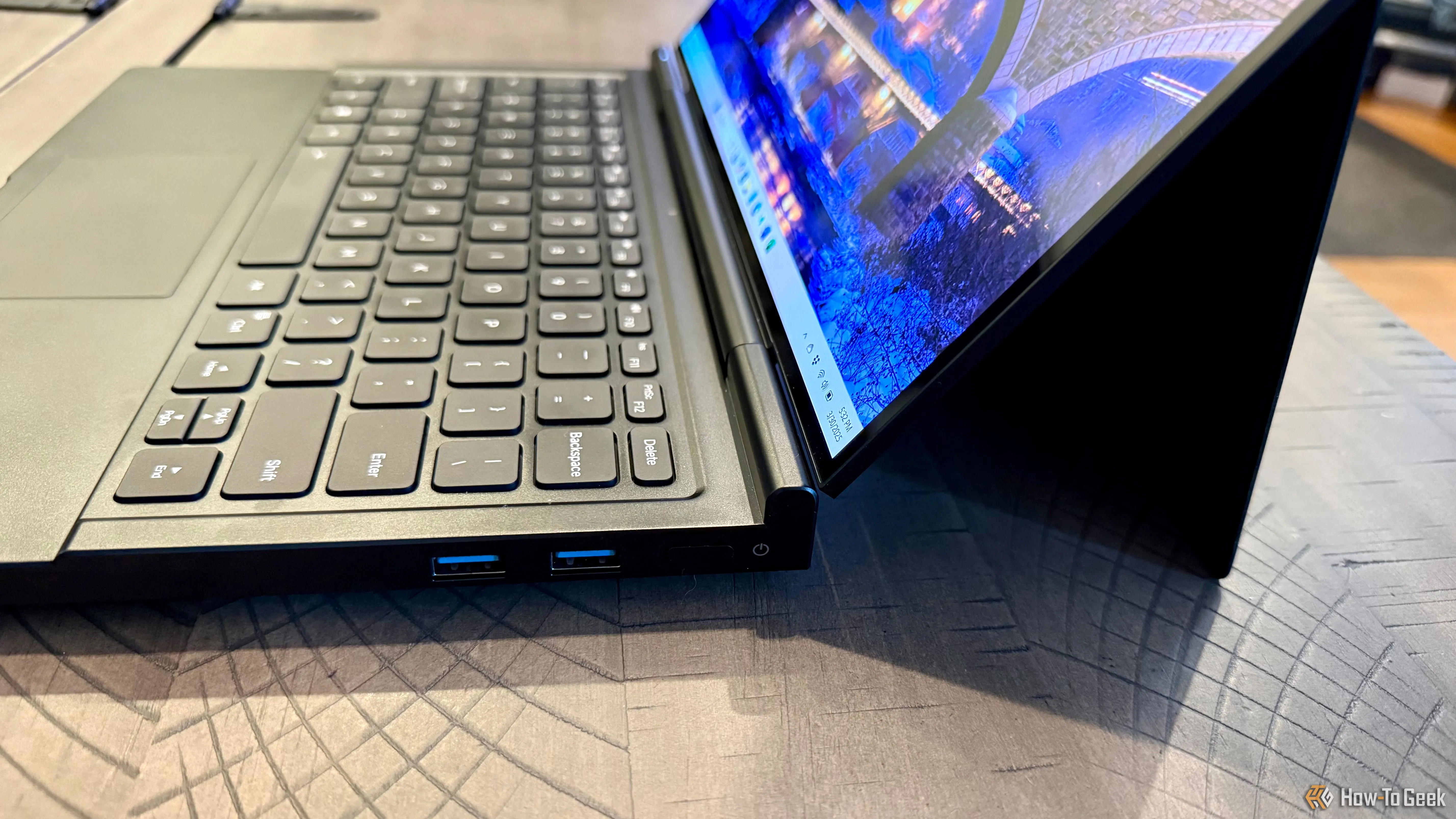Cận cảnh các cổng kết nối USB-A và nút nguồn tích hợp cảm biến vân tay ở cạnh phải của GPD Duo