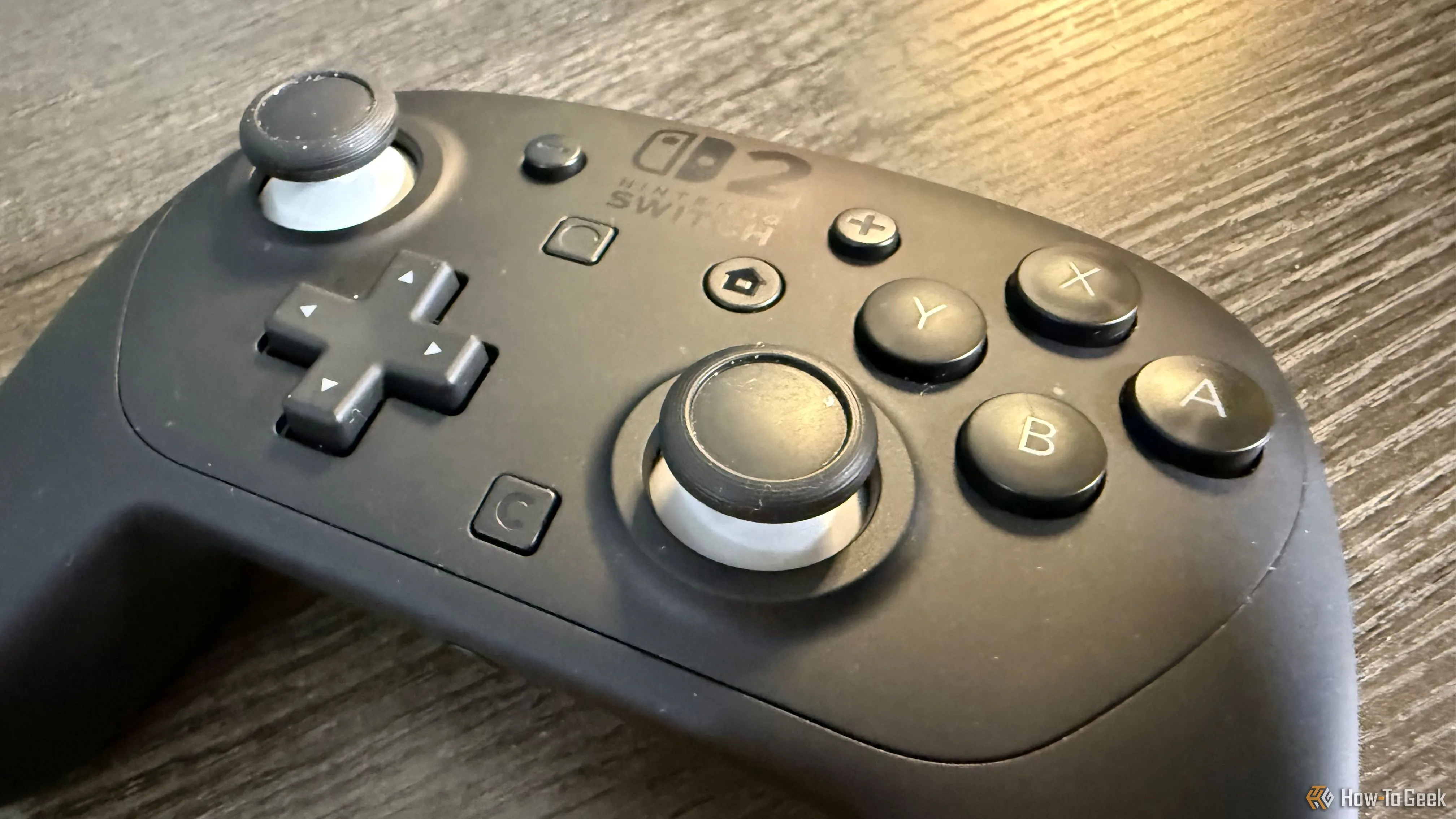Cận cảnh các nút bấm, cần analog và D-pad của Tay cầm Nintendo Switch 2 Pro Controller, nhấn mạnh sự cải tiến về kích thước và độ nhạy.