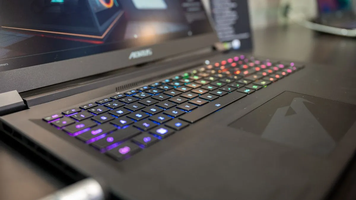 Cận cảnh chiếc laptop gaming Gigabyte, thể hiện thiết kế mạnh mẽ và hiện đại.