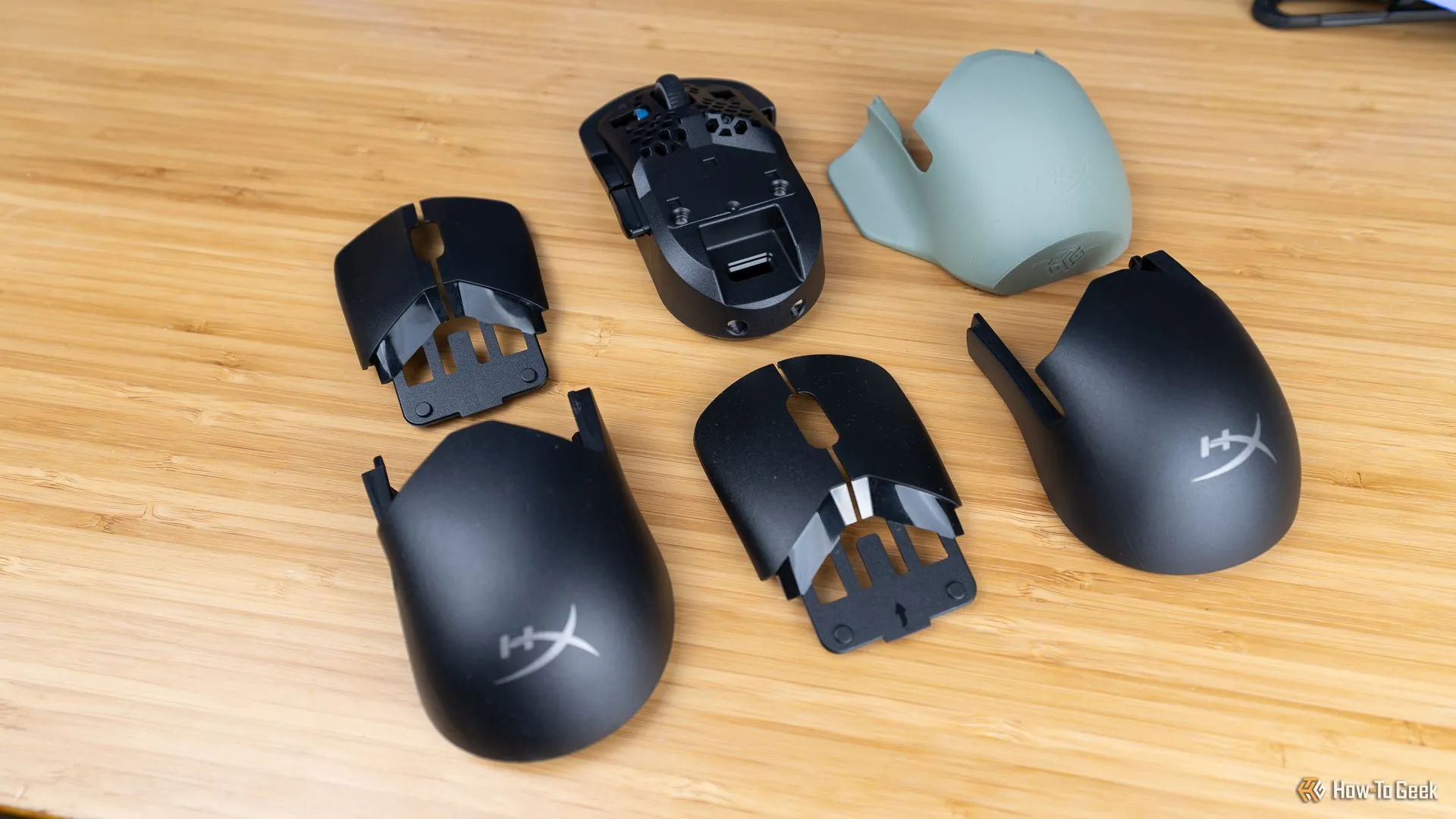 Cận cảnh chuột HyperX Pulsefire Saga Pro từ trên xuống, kèm các vỏ và nút tùy chỉnh được in 3D.